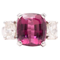 Raffinato anello a tre pietre con tormalina rosa e diamanti da 6,27 carati in platino