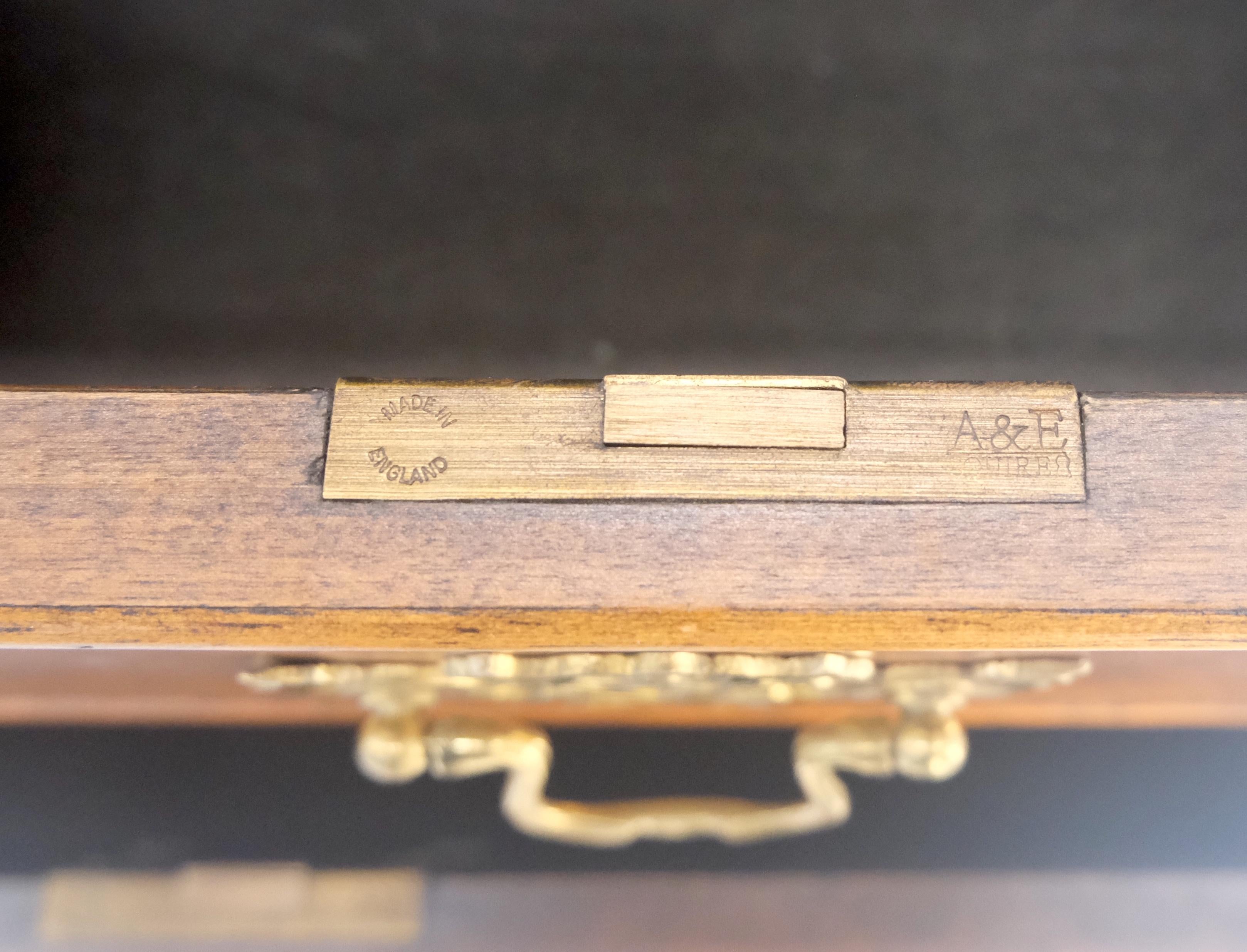 Commode 7 tiroirs en bois de ronce avec dessus à baguettes Pieds à crémaillère MINT en vente 8