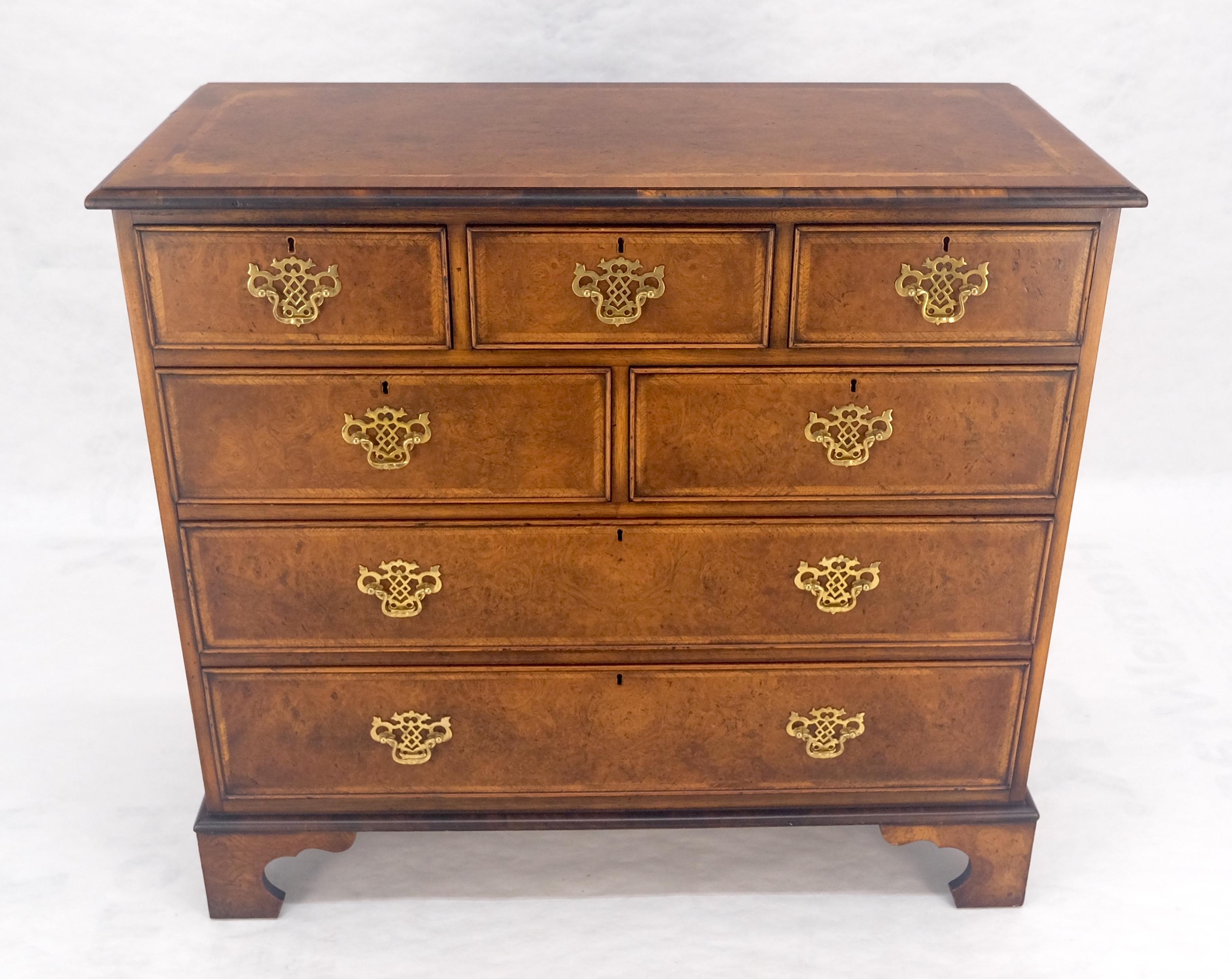 Britannique Commode 7 tiroirs en bois de ronce avec dessus à baguettes Pieds à crémaillère MINT en vente