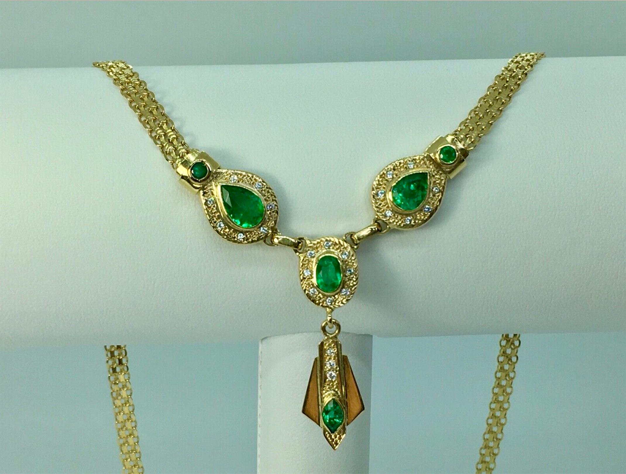 Fine 7.30 Carat Colombian Emerald Necklace 18 Karat For Sale 3