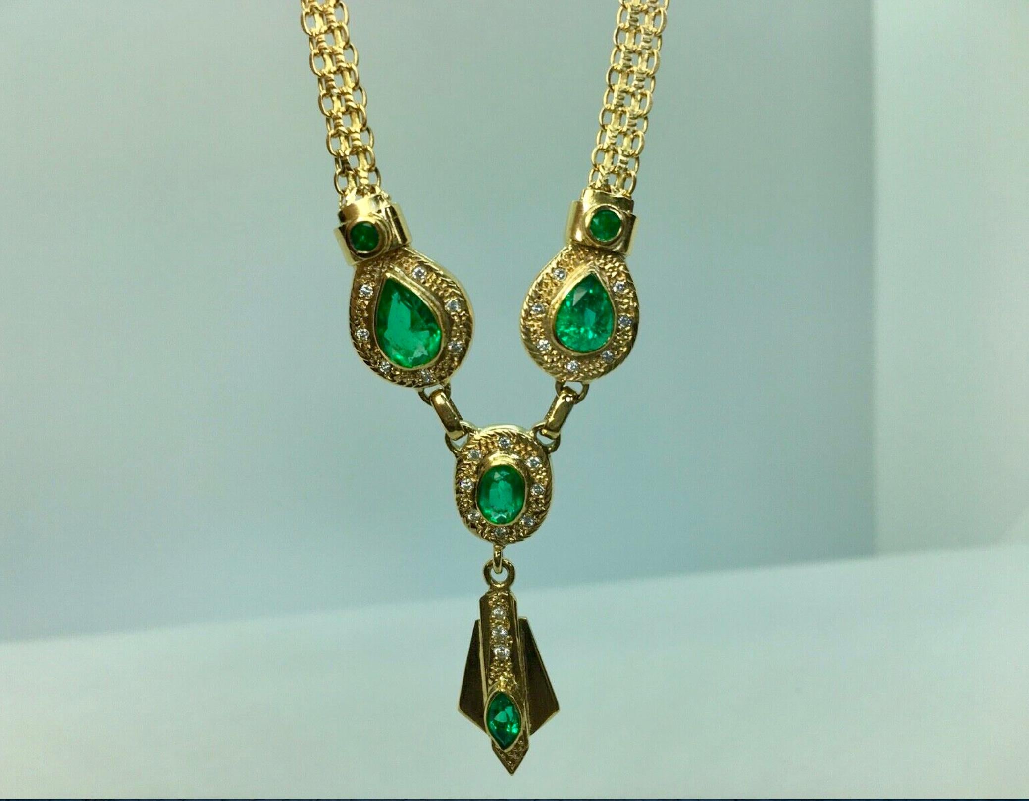 Women's Fine 7.30 Carat Colombian Emerald Necklace 18 Karat For Sale