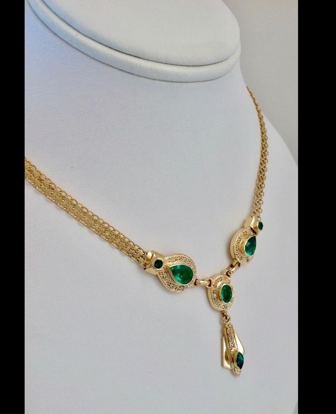 Fine 7.30 Carat Colombian Emerald Necklace 18 Karat For Sale 2
