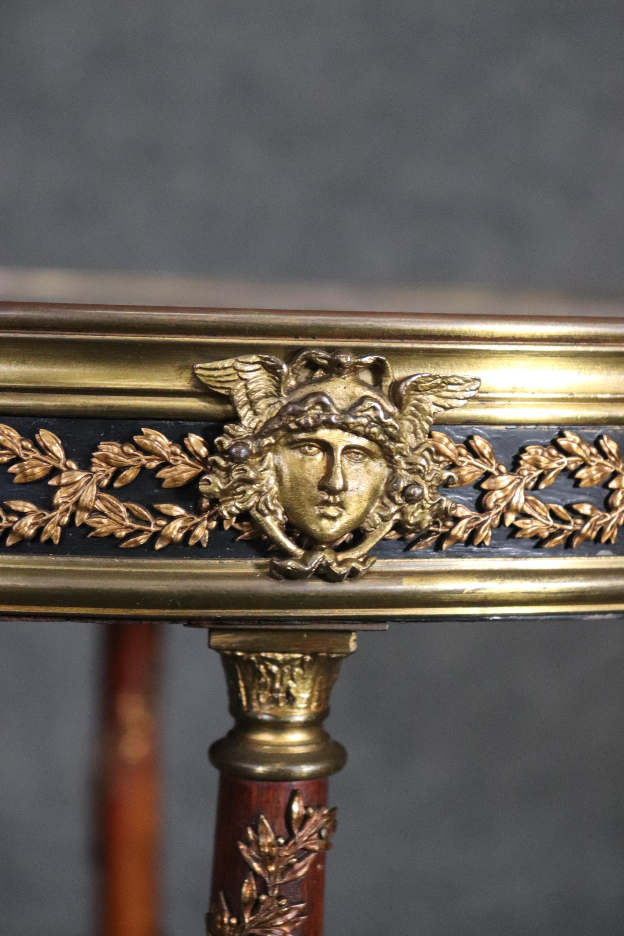 Bronze-Tisch mit Breche d' Alep-Marmorplatte im Adam Weisweiler-Stil (Louis XV.) im Angebot