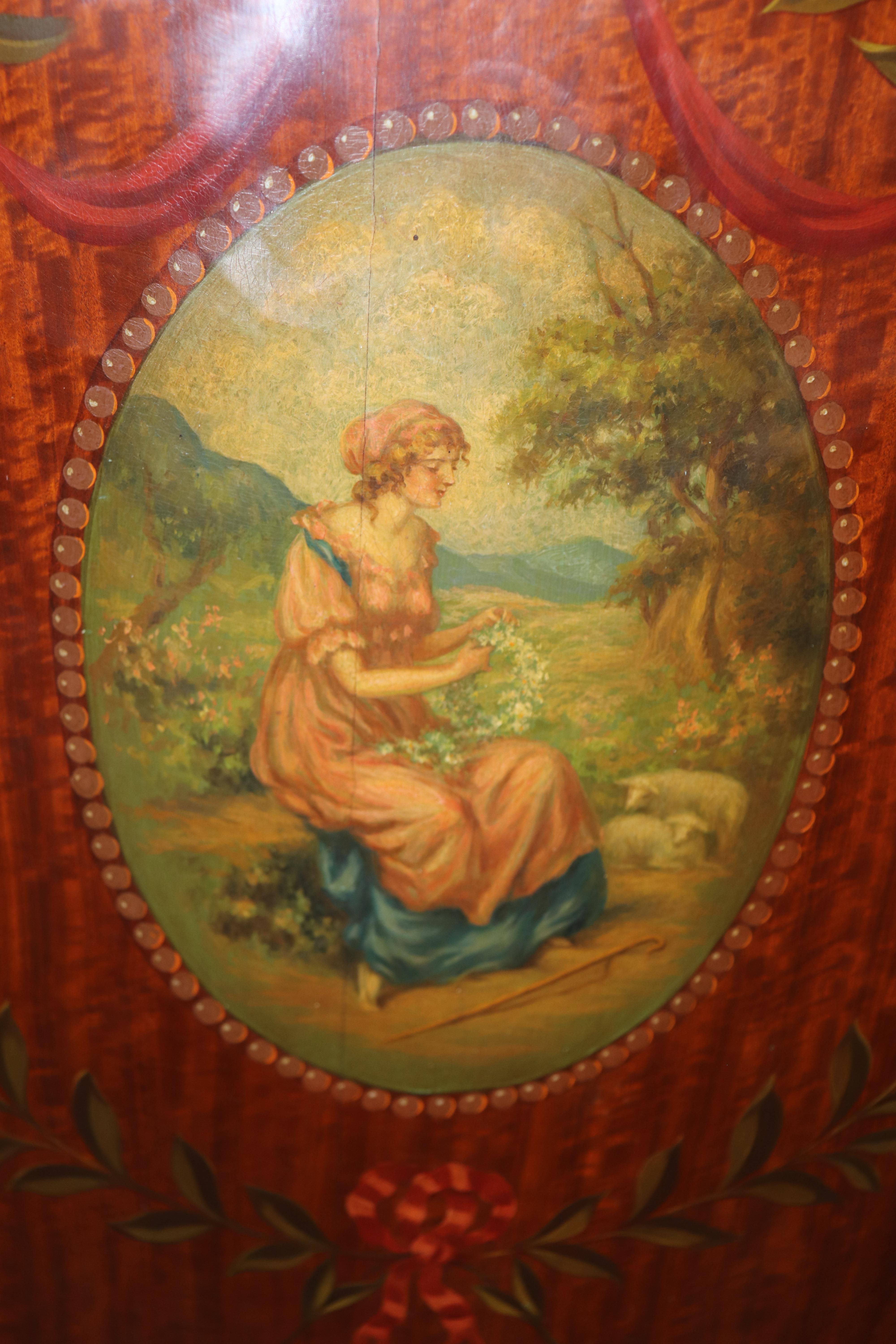 Si tratta di uno splendido mobile in demilune dipinto da Adams con splendide figure di belle fanciulle, urne e ghirlande di fiori, tutte dipinte con perizia e realismo. La finitura è in condizioni originali e, se richiesto, provvederemo a