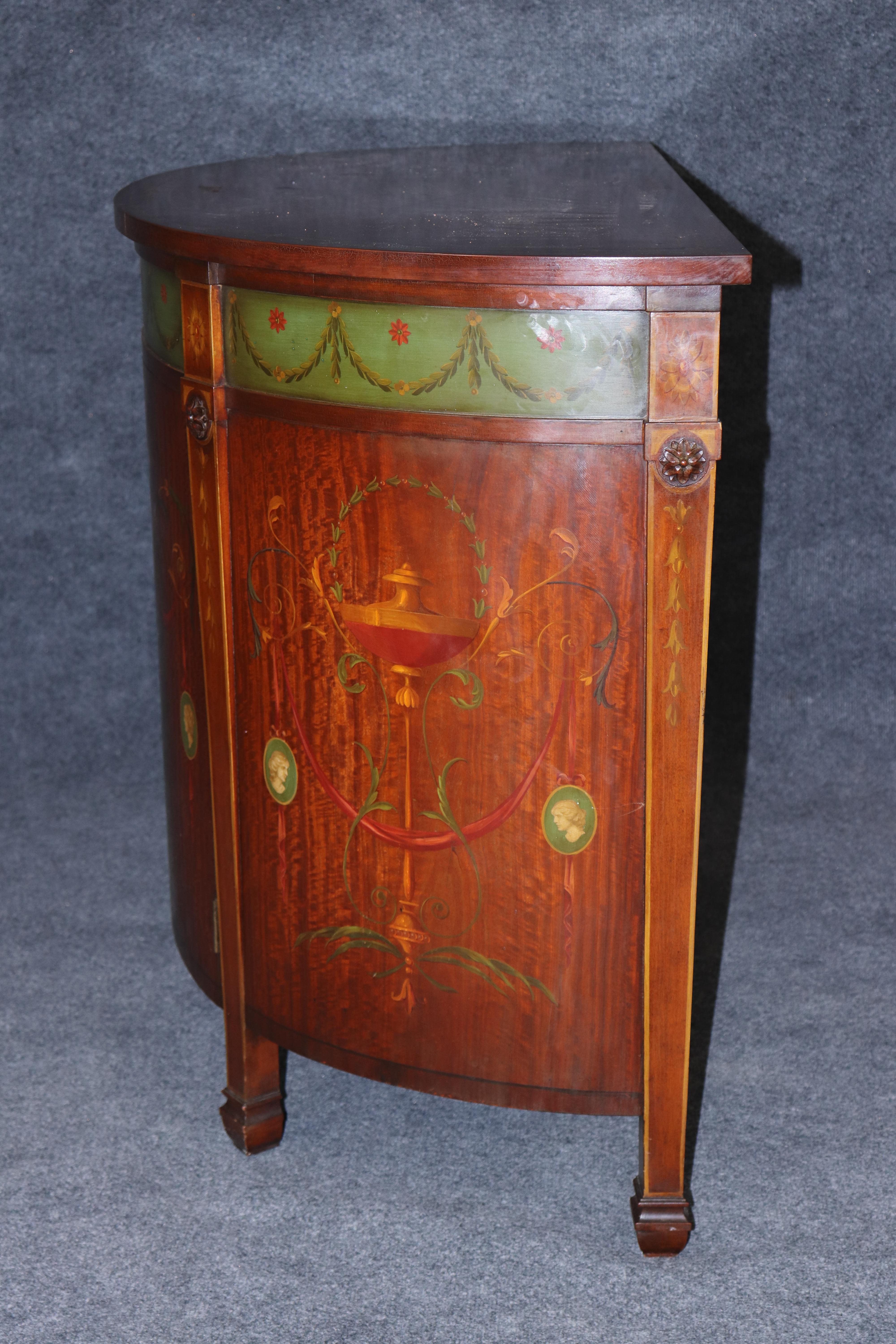 Fine Adams Paint Decorated Satinwood Figural Painted Commode Buffet Server In condizioni buone in vendita a Swedesboro, NJ