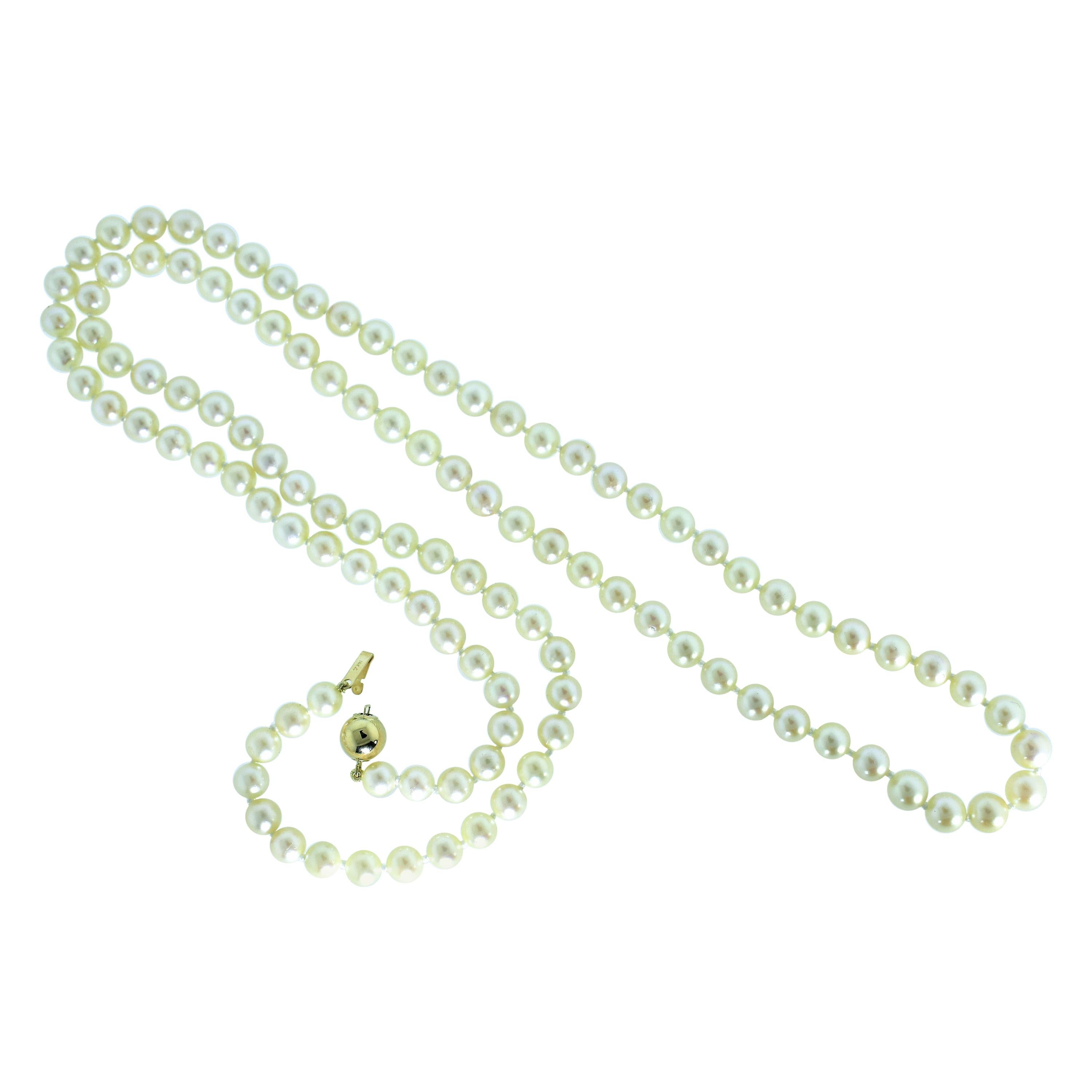 Fil de culture japonaise Akoya, 32 pouces de longueur, avec 112 perles et terminé par un fermoir 14K, les perles sont d'eau salée, rondes avec du lustre, elles varient en taille de 6.02 mm à 6.68 mm.  Ce brin peut être porté en double ou en un seul