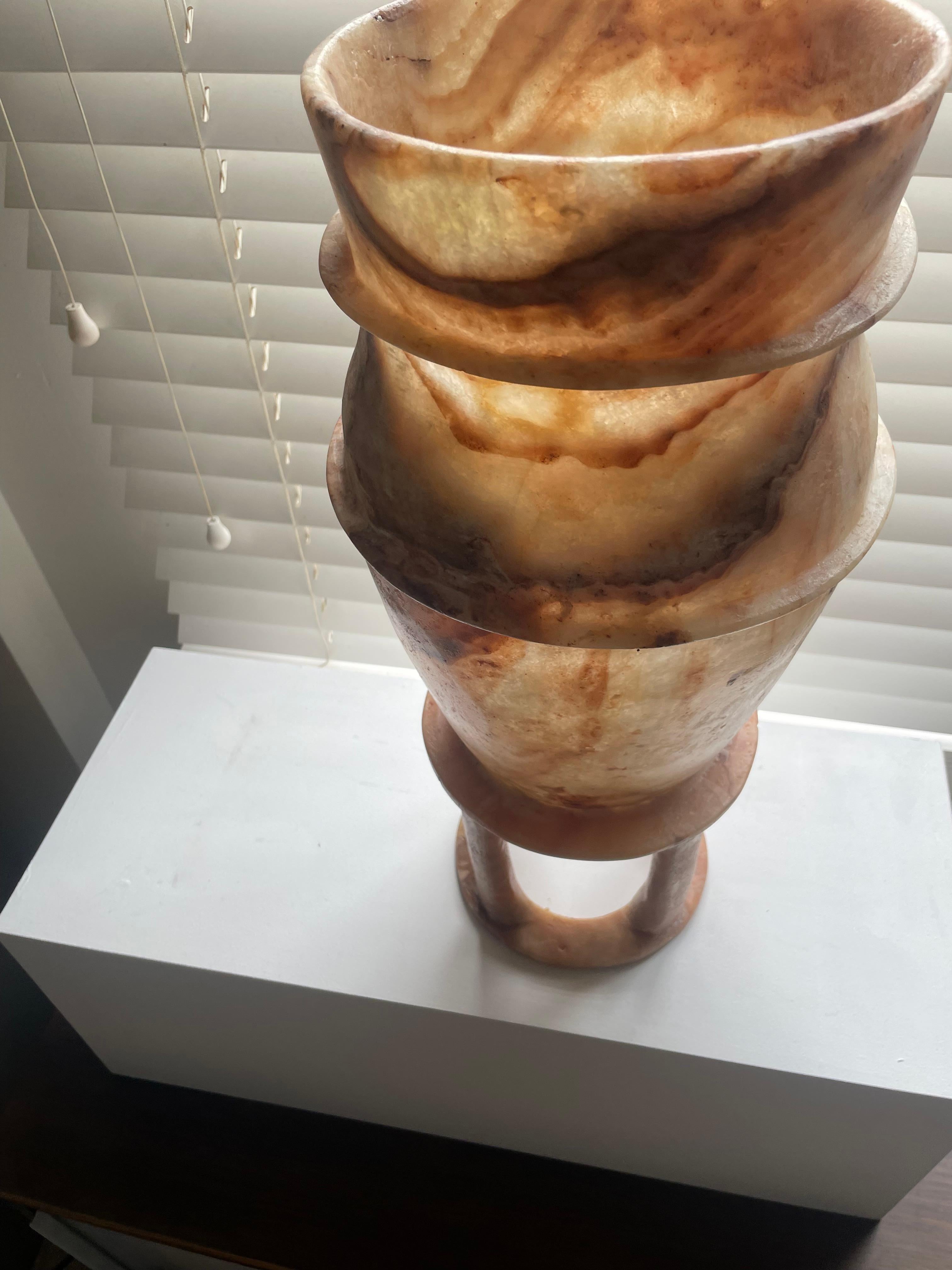 Urne en albâtre inspiré de l'Egypte Ancienne, Italie XX siècle... en vente 3