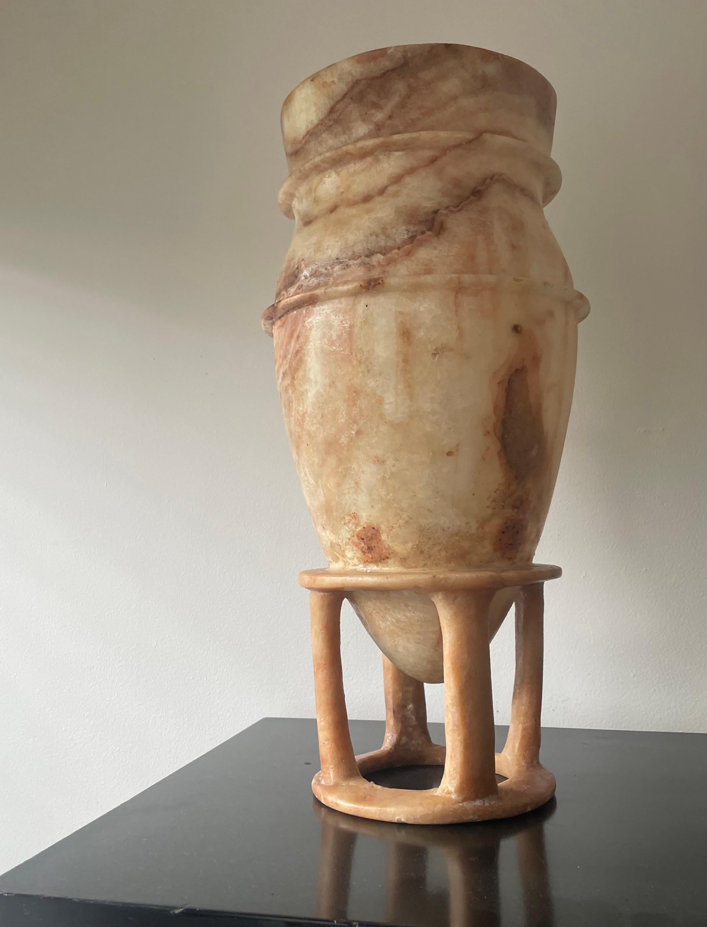 Art déco Urne en albâtre inspiré de l'Egypte Ancienne, Italie XX siècle... en vente