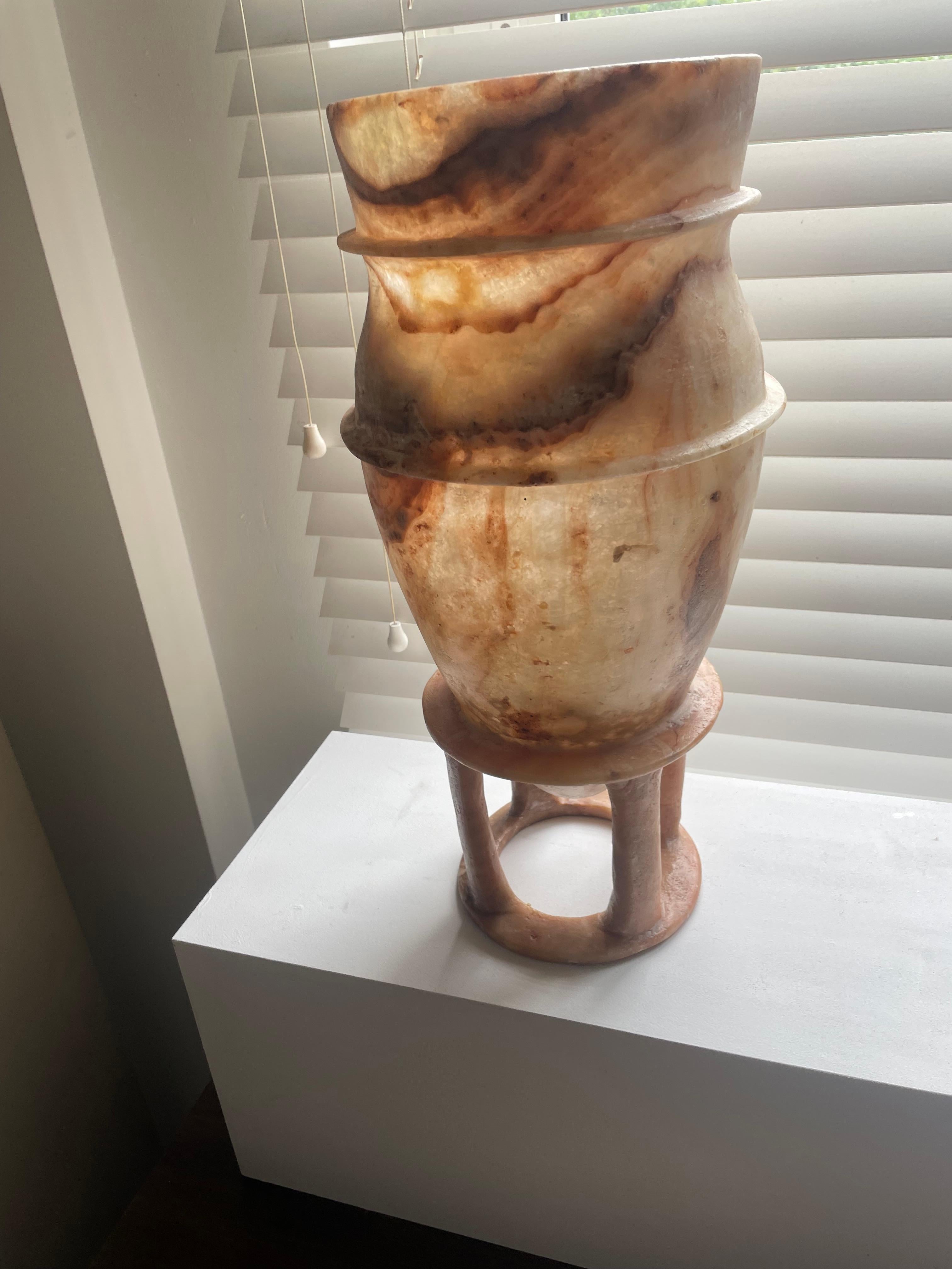 italien Urne en albâtre inspiré de l'Egypte Ancienne, Italie XX siècle... en vente