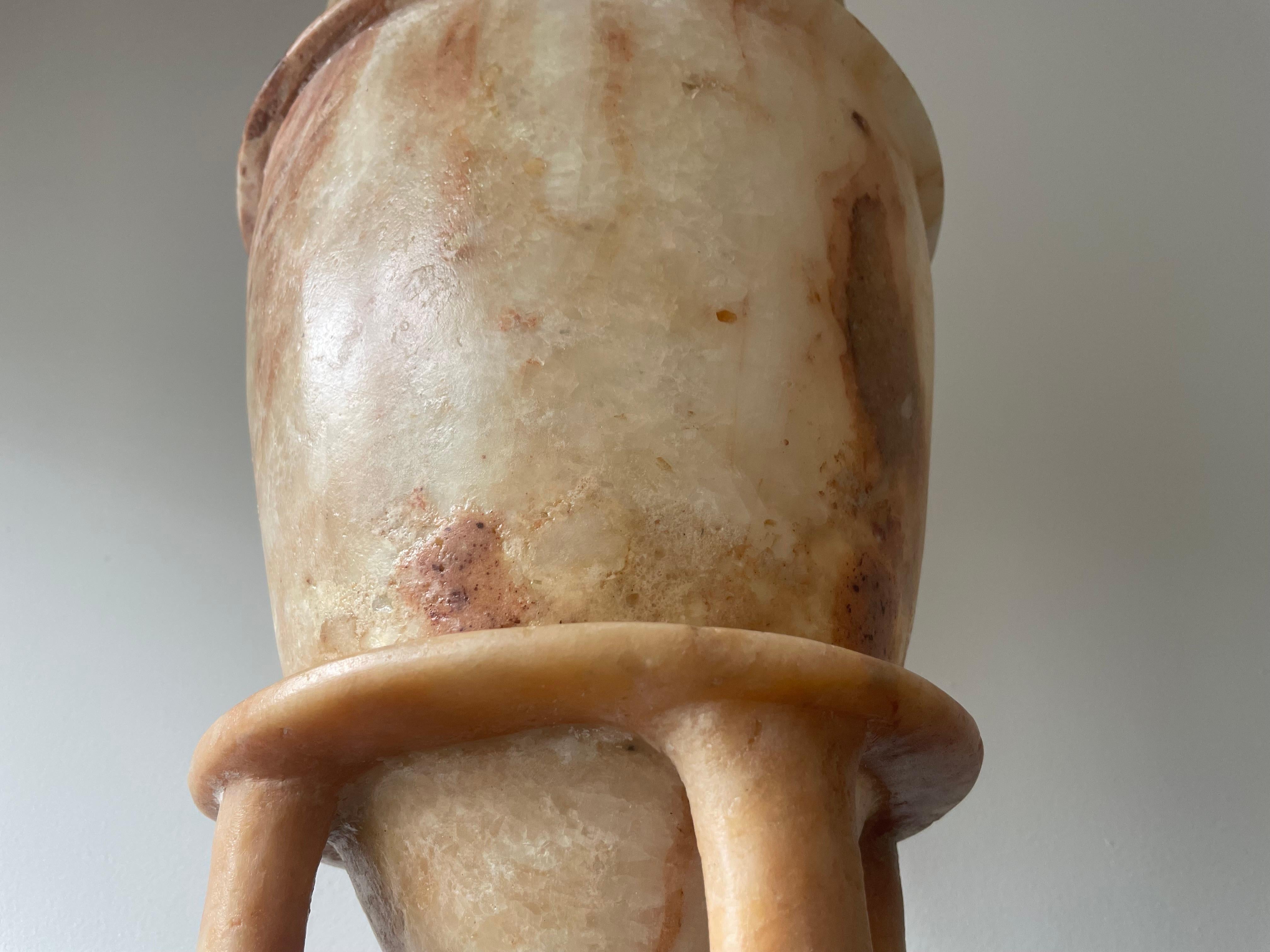 20ième siècle Urne en albâtre inspiré de l'Egypte Ancienne, Italie XX siècle... en vente