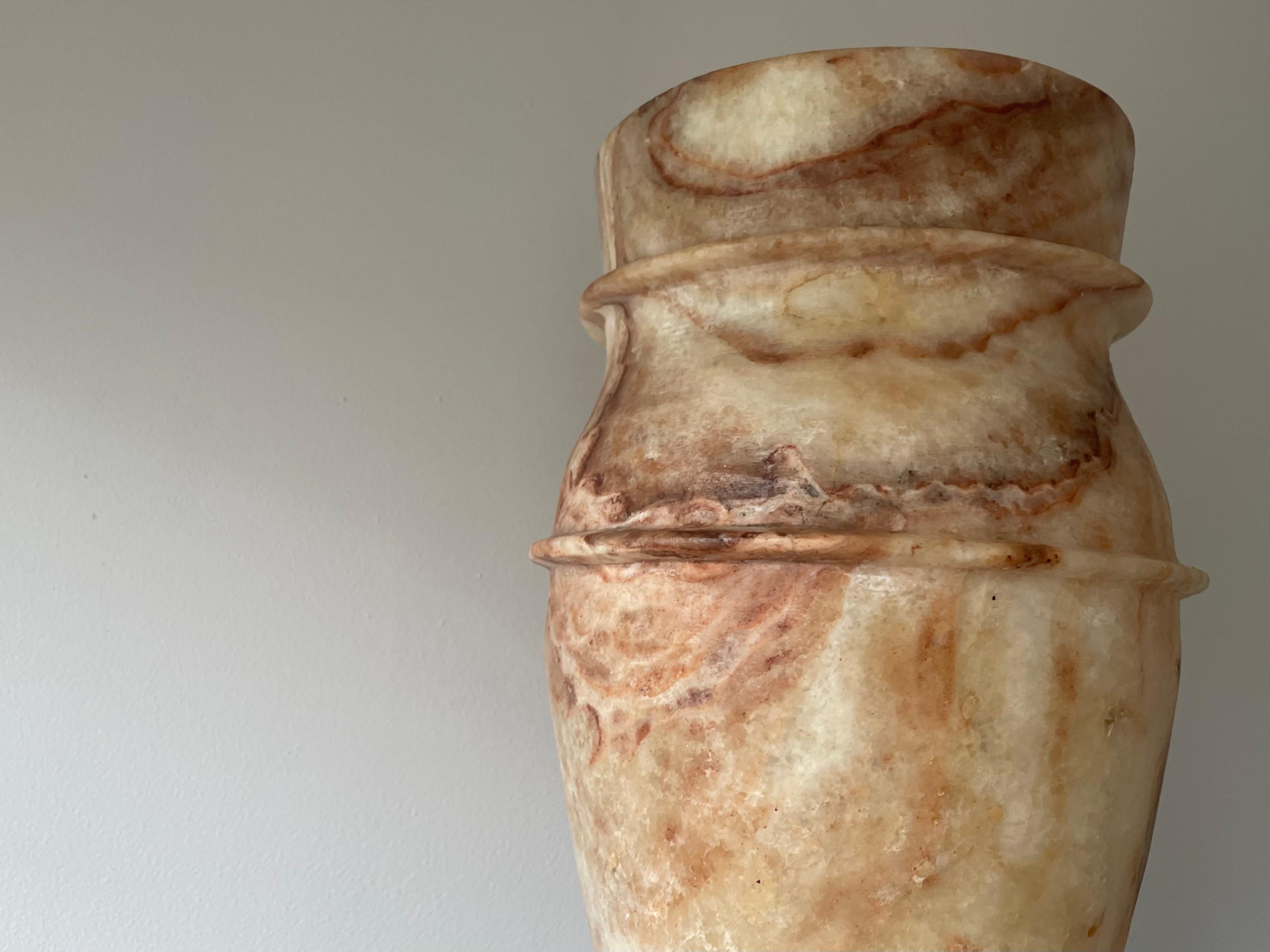 Albâtre Urne en albâtre inspiré de l'Egypte Ancienne, Italie XX siècle... en vente