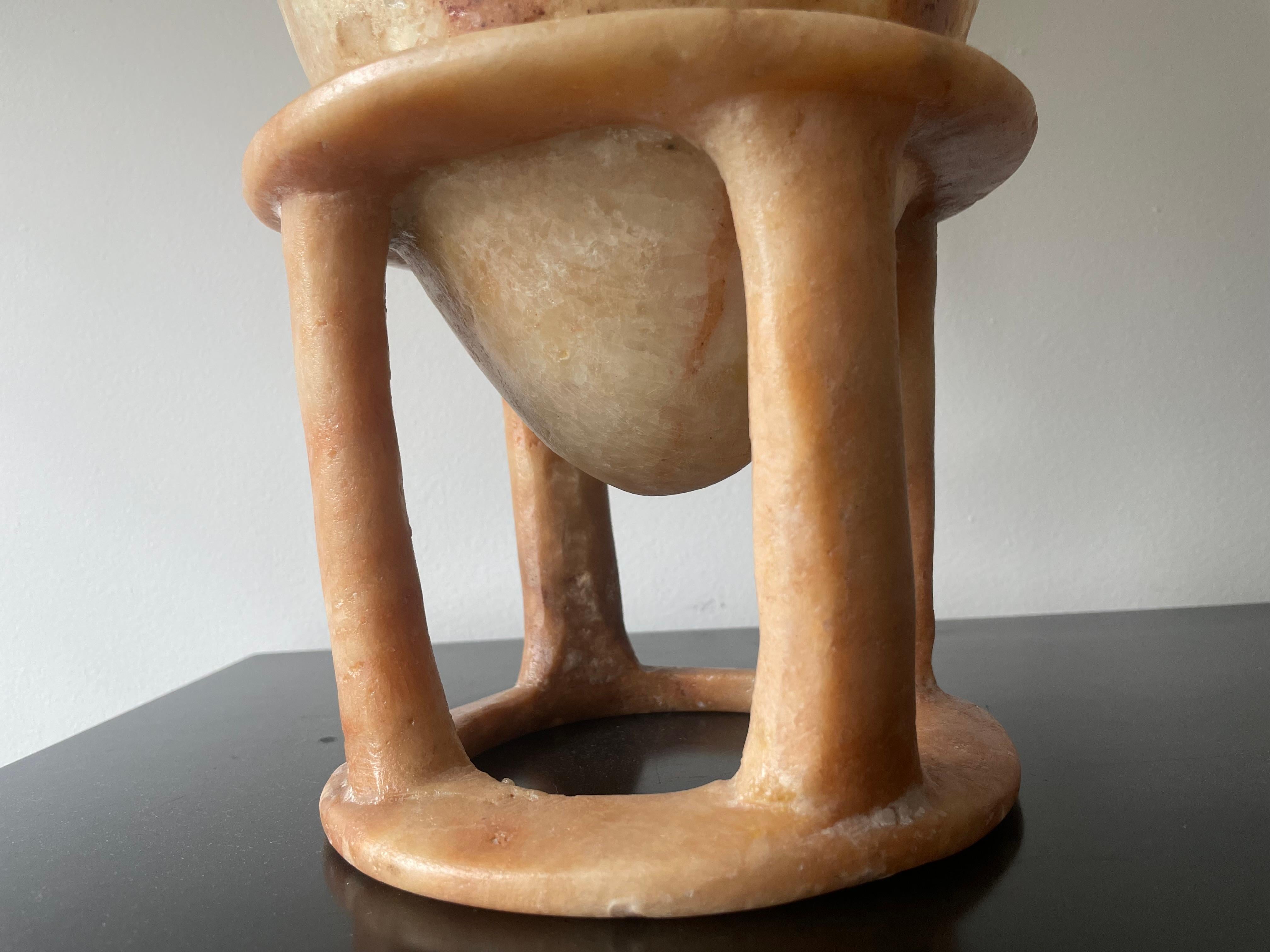 Urne en albâtre inspiré de l'Egypte Ancienne, Italie XX siècle... en vente 1