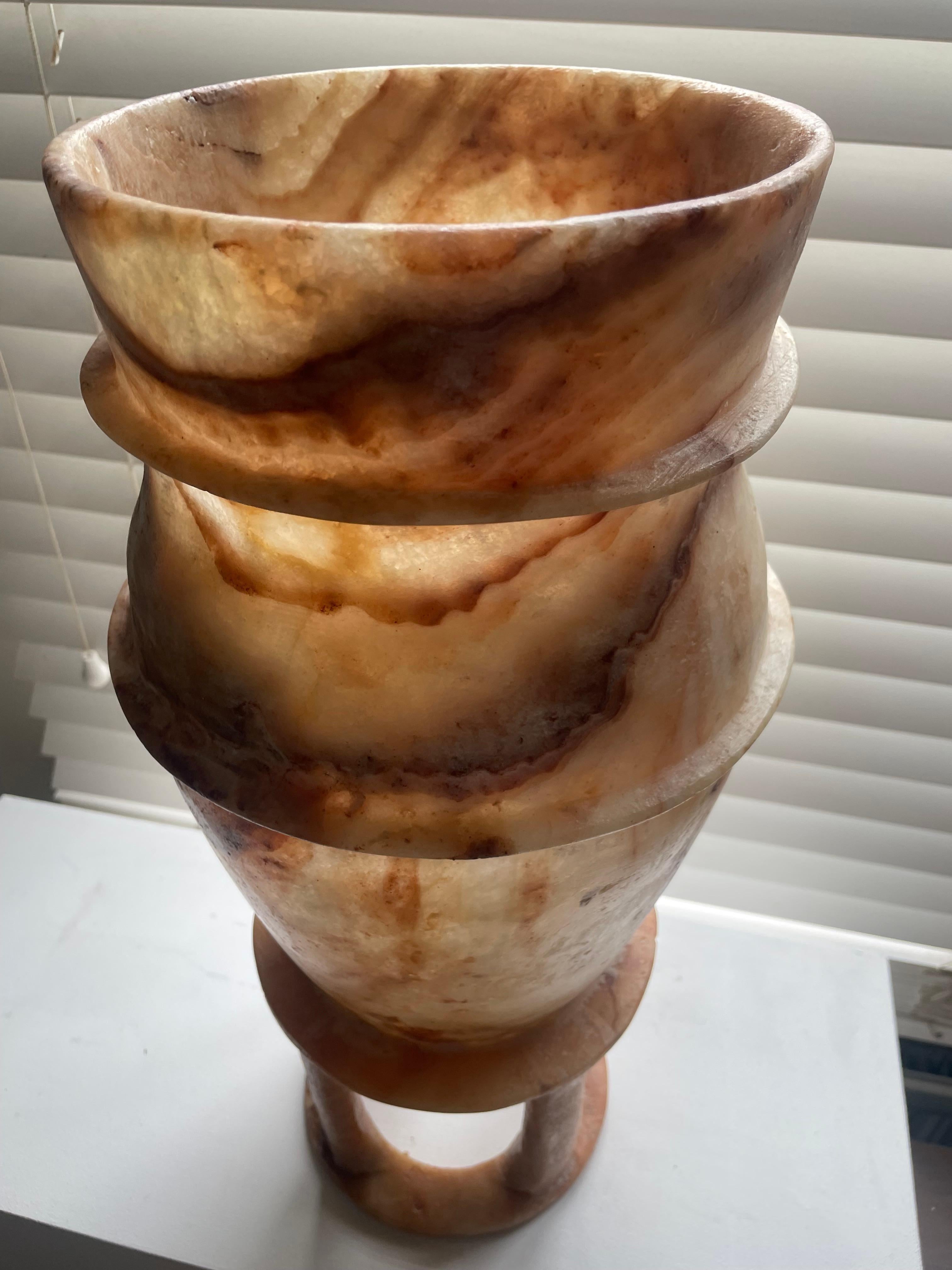 Urne en albâtre inspiré de l'Egypte Ancienne, Italie XX siècle... en vente 2