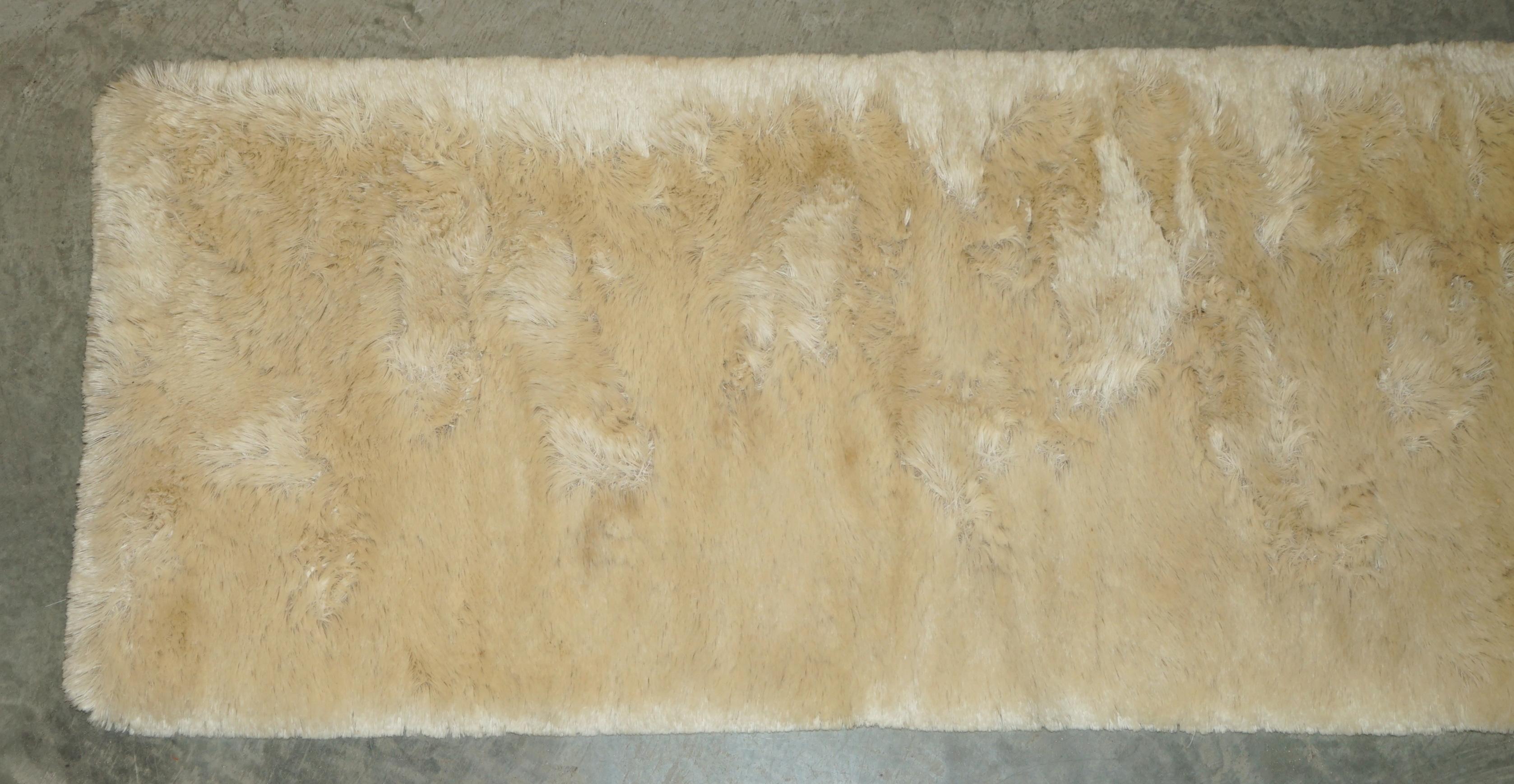 Nous avons le plaisir de proposer à la vente ce beau tapis de qualité supérieure 100% pur mohair vendu par Alders.

Un tapis en mohair très beau et bien fait. Cette pièce est de très bonne qualité, extrêmement douce au toucher et a l'air chère et