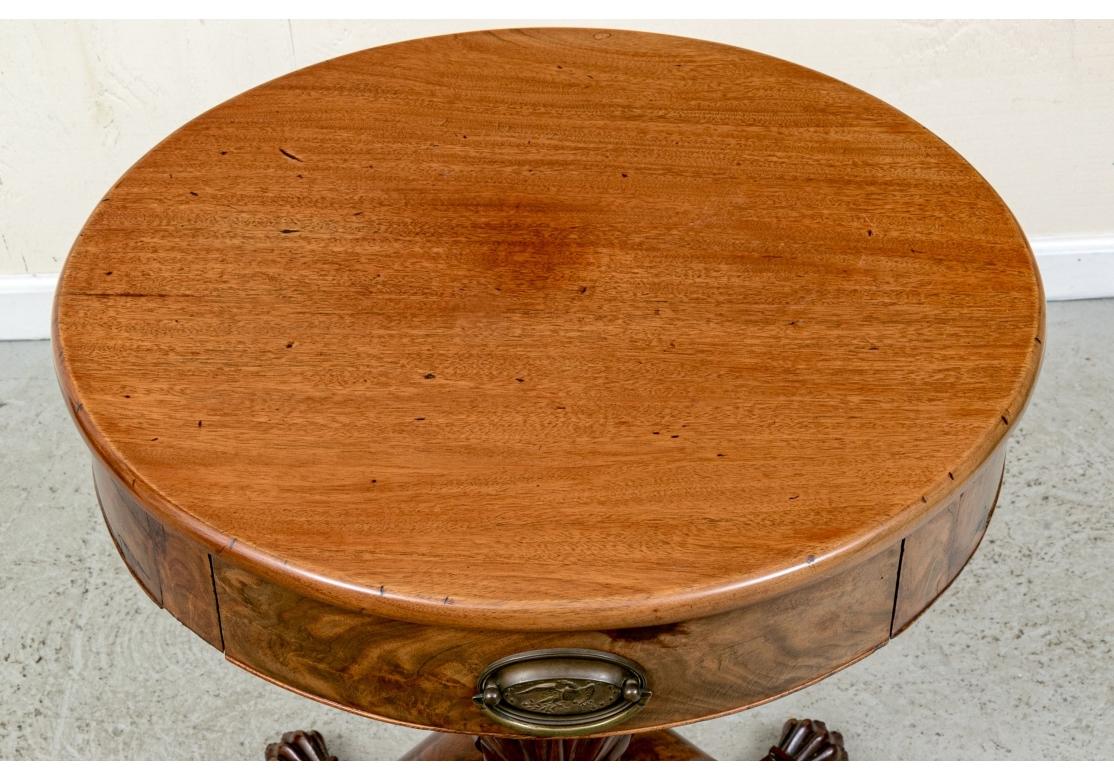 Sculpté Belle table d'appoint Empire américain en vente