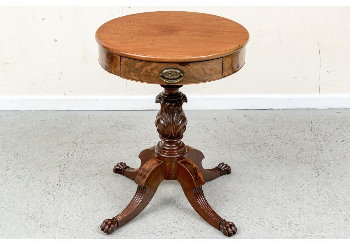 Belle table d'appoint Empire américain État moyen - En vente à Bridgeport, CT