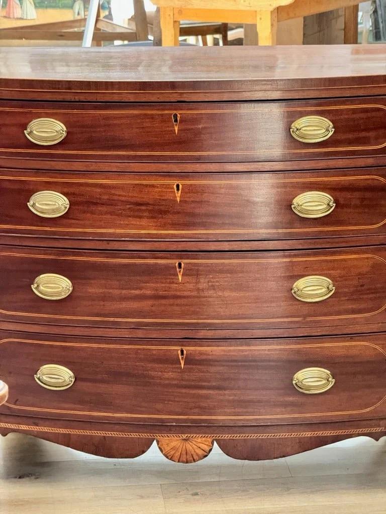 Fine American Federal Baltimore Bow-front Chest of Drawers, c. 1800 In Good Condition In Charlottesville, VA