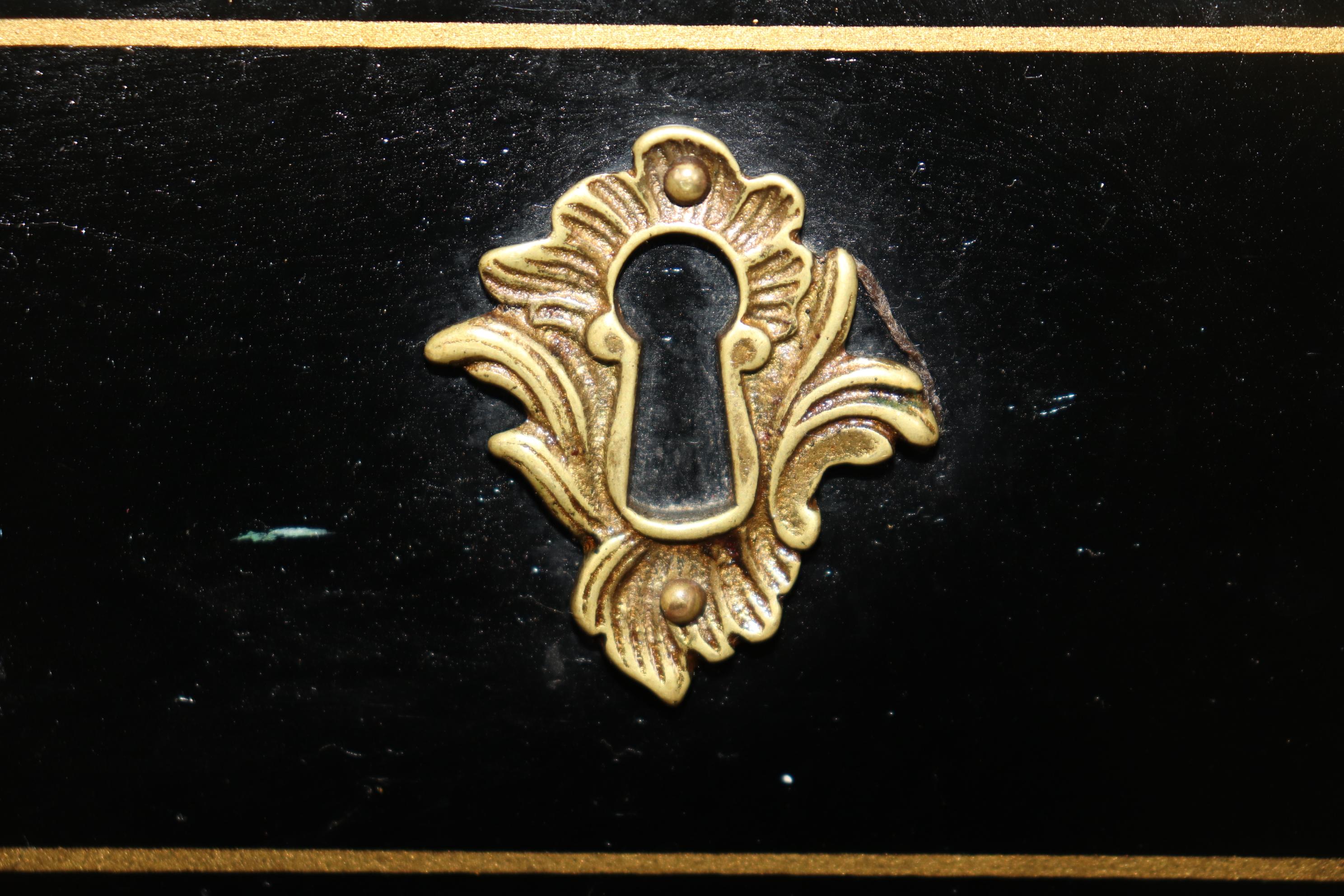 Fine American-Made Leather Top Brass Ormolu Louis XV Style Bureau Plat Desk  For Sale 7