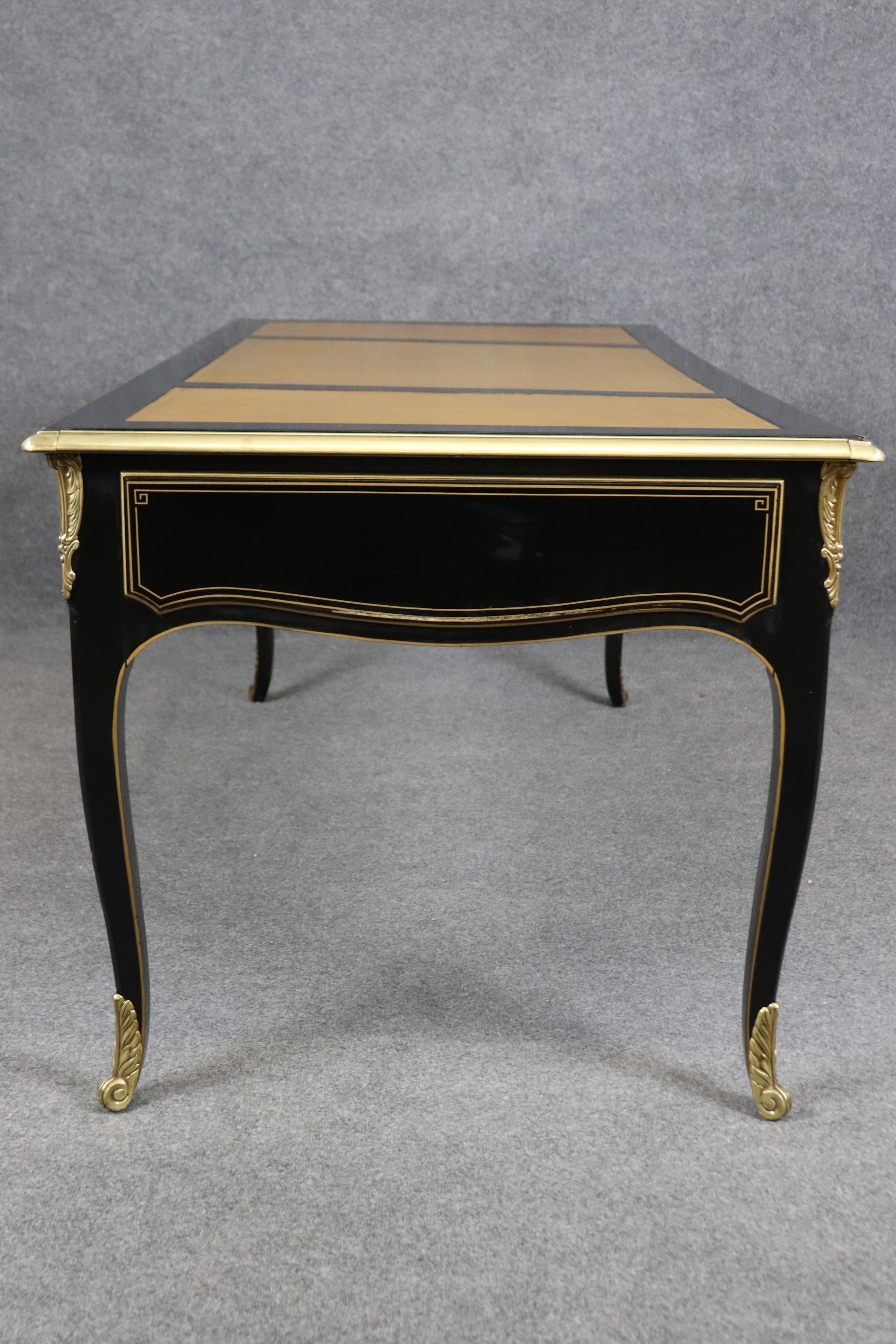 Fine American-Made Leather Top Brass Ormolu Louis XV Style Bureau Plat Desk  In Good Condition For Sale In Swedesboro, NJ