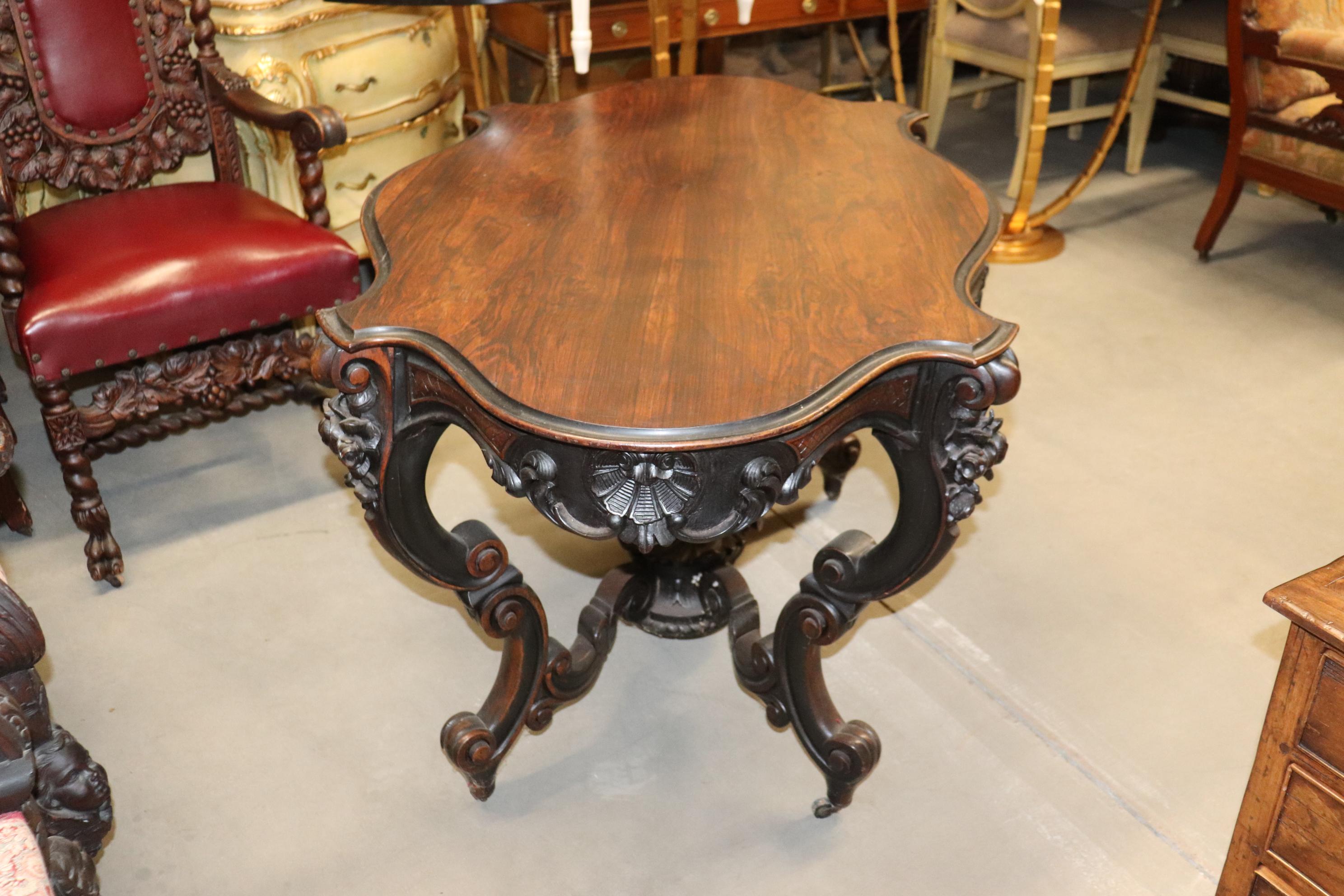 Fine American Victorian Carved Rosewood Center Table, circa 1860s In Good Condition In Swedesboro, NJ
