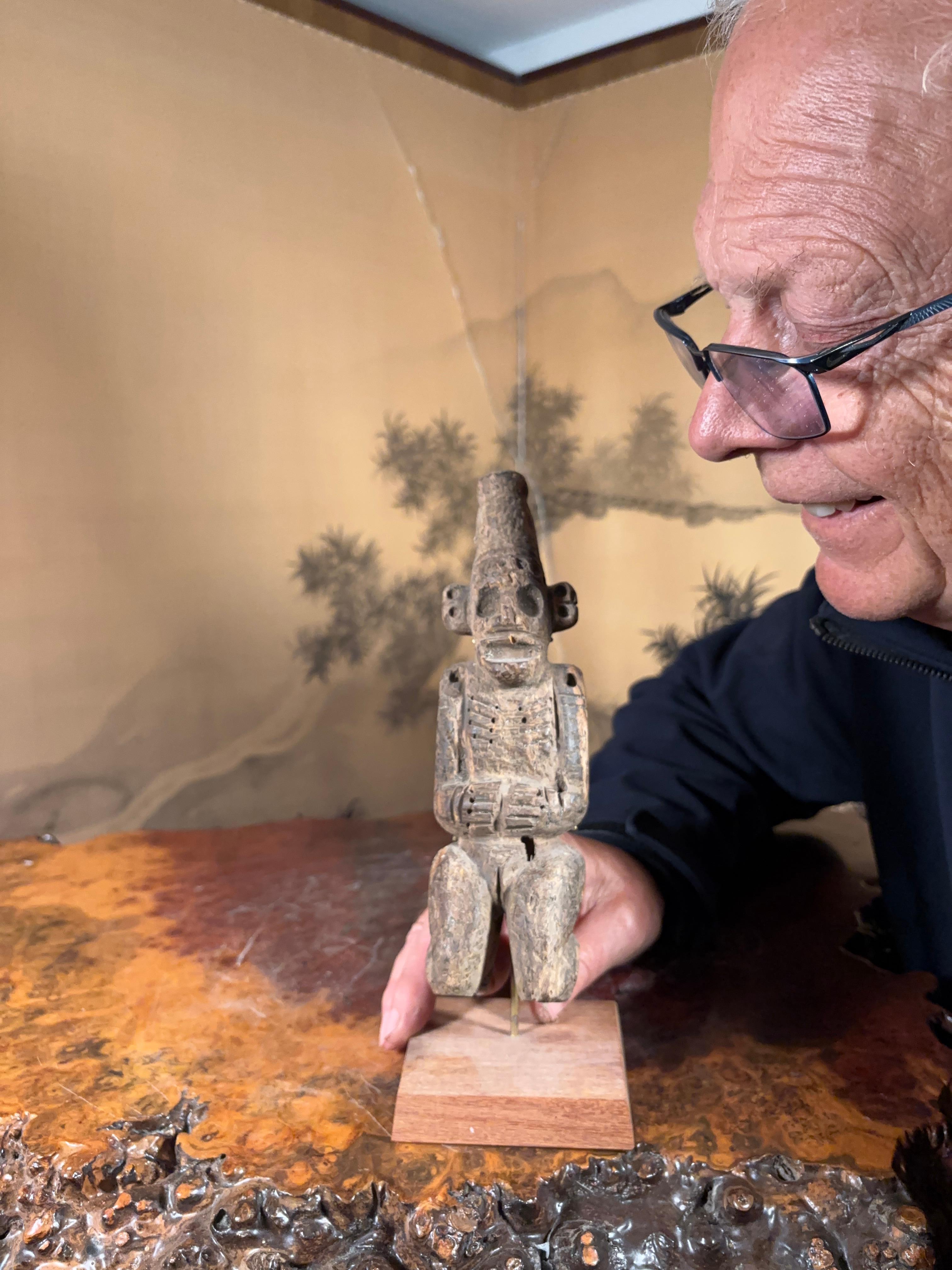 Style Pre-Columbian , Hispaniola, Peuples Arawak, Indiens Taino

Il s'agit d'un chef cacique taïno finement sculpté à la main en bois dur - une superbe sculpture cérémonielle de style ancêtre des peuples arawak des îles des Grandes Antilles. Elle