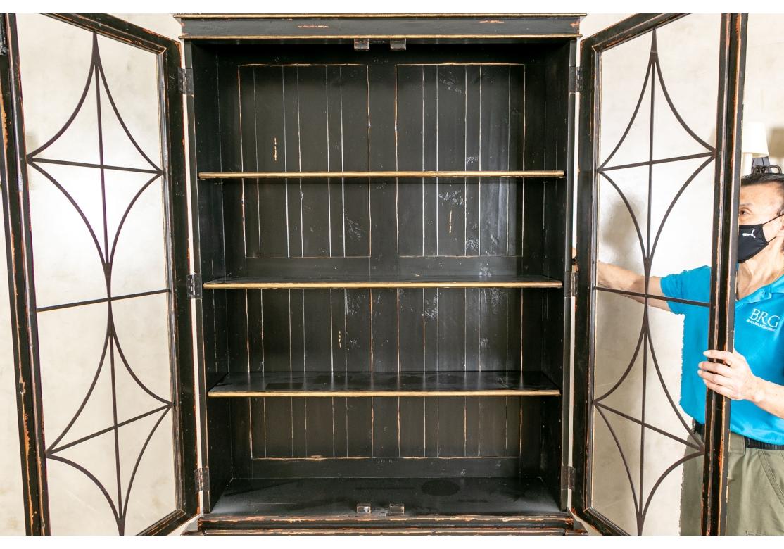 Fine Amy Howard Gemaltes Bücherregal Schrank (21. Jahrhundert und zeitgenössisch) im Angebot