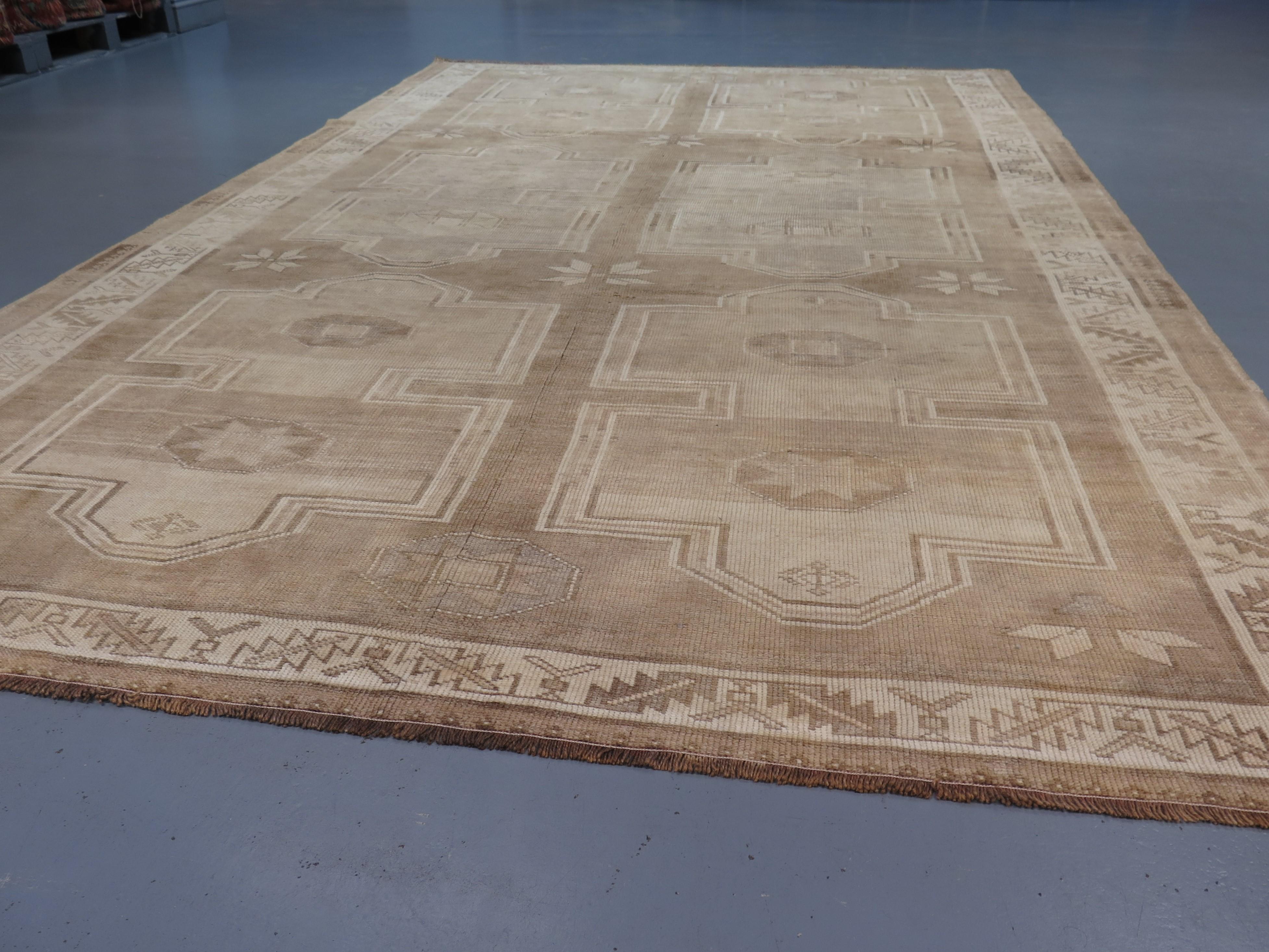 Fine Anatolian Long Carpet In Good Condition For Sale In London, GB