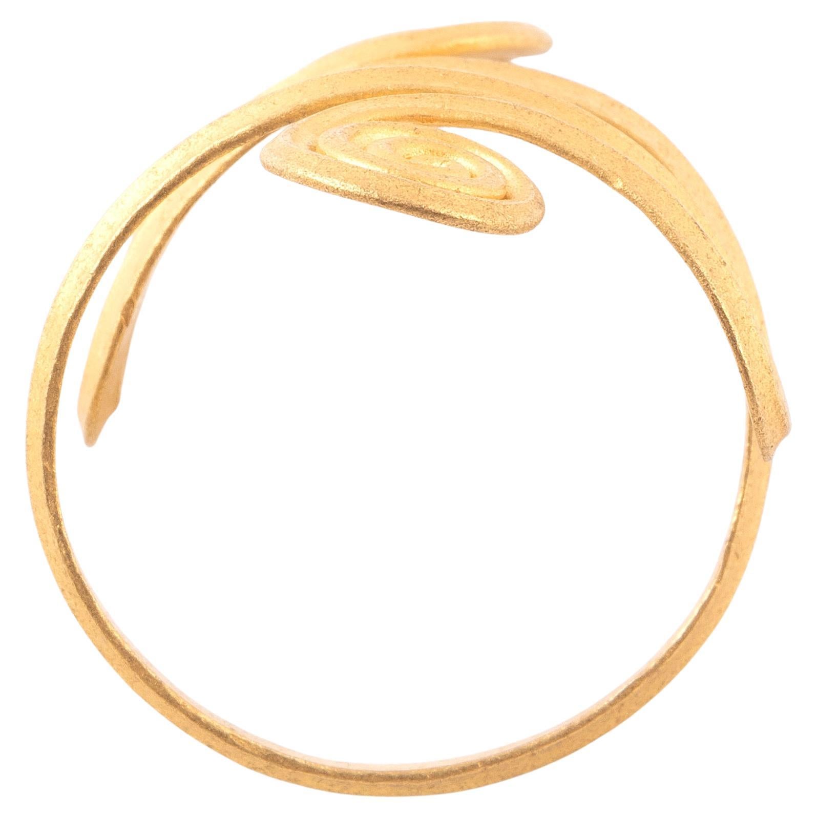 Un raffinato anello greco antico a spirale in oro giallo 22kt.

Etrusco, IV/V secolo a.C.

Anello misura 8

Pesa 6,4 grammi.