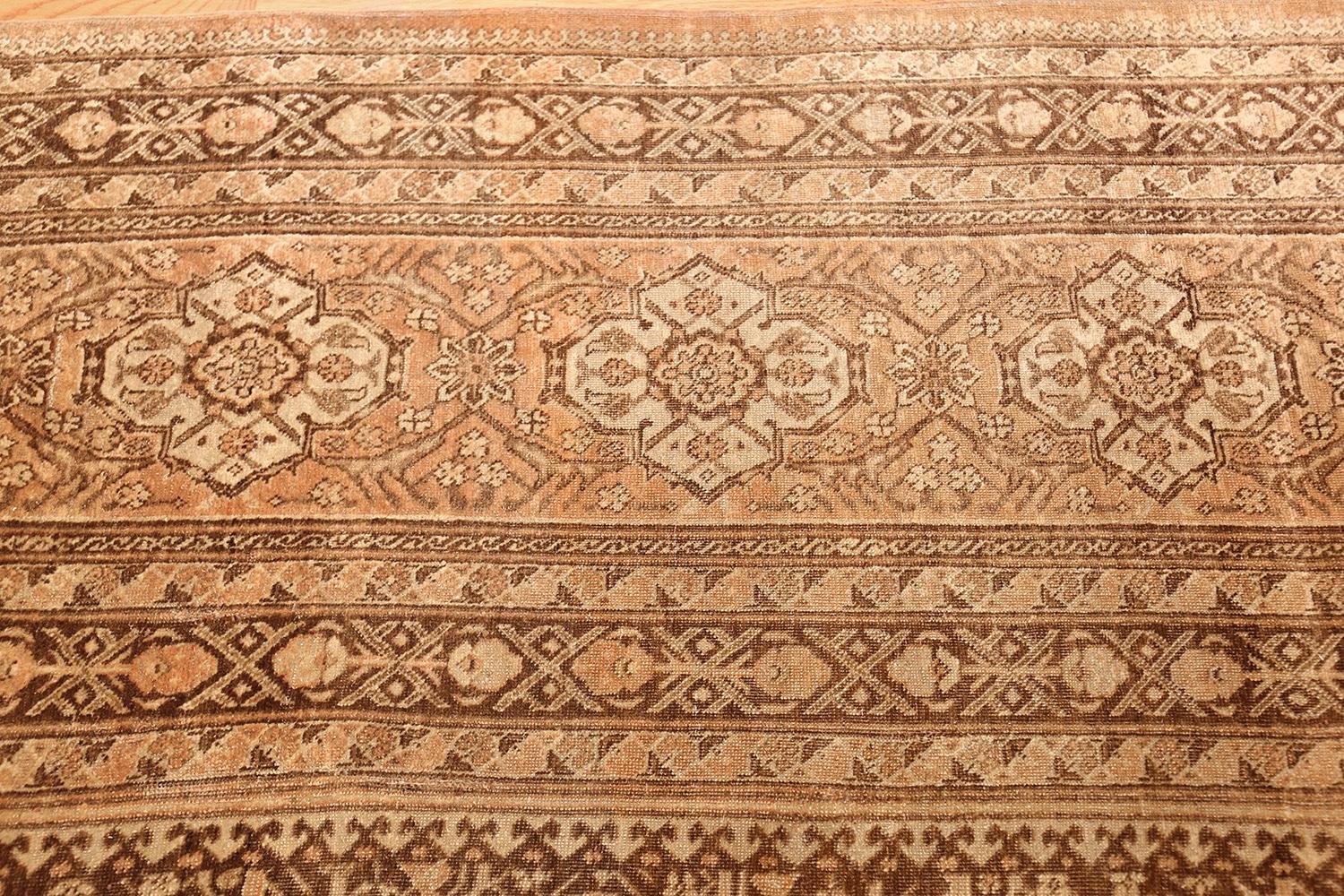 Feiner und dekorativer antiker persischer Täbris-Teppich, Herkunftsland: Persien, CIRCA Datum: 1900. Größe: 10 ft x 15 ft 2 in (3,05 m x 4,62 m)

