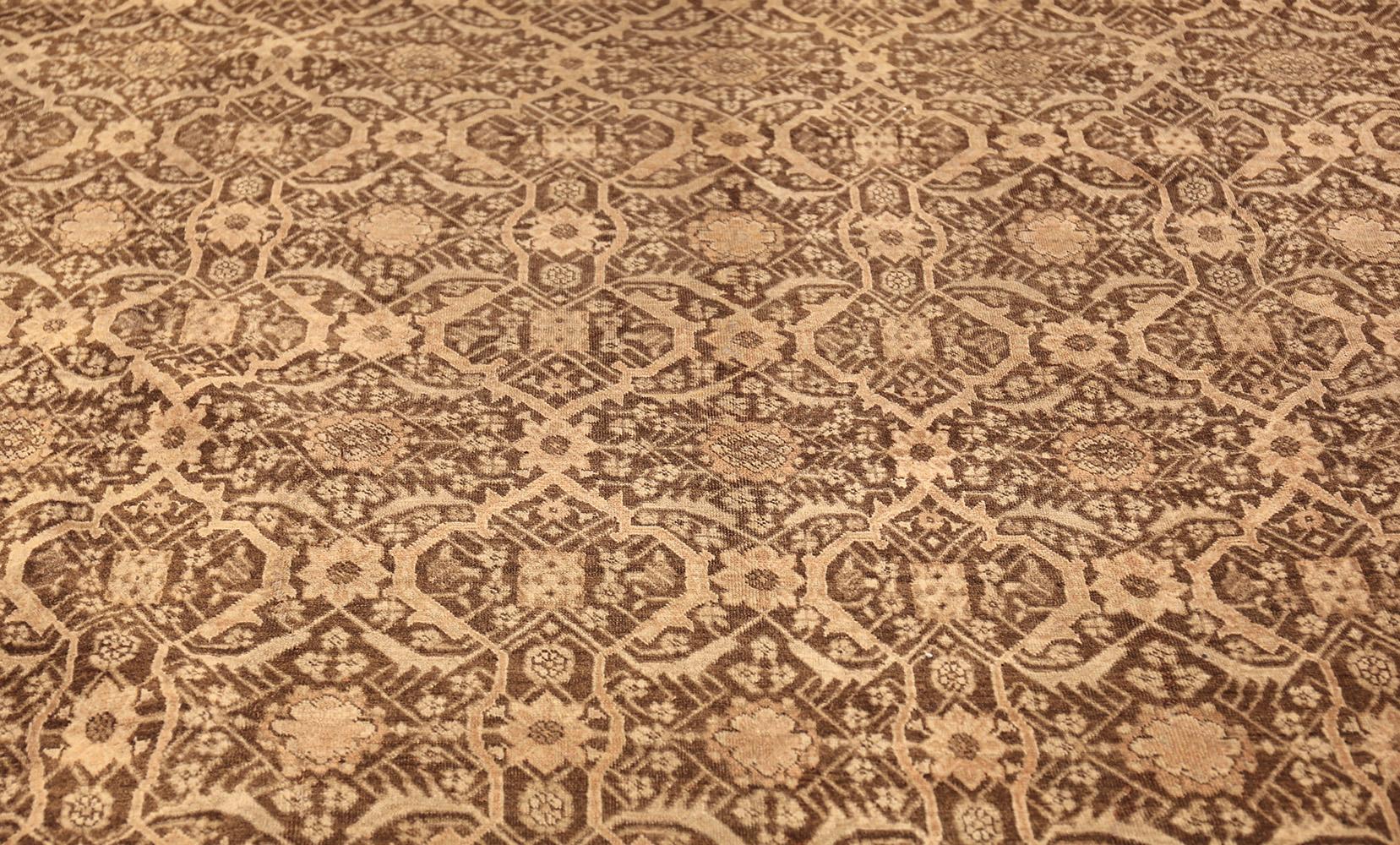 Antiker persischer Täbriz-Teppich. Größe: 304.8 cm x 462.28 cm (10 Fuß x 15' 2 Fuß) (Handgeknüpft) im Angebot