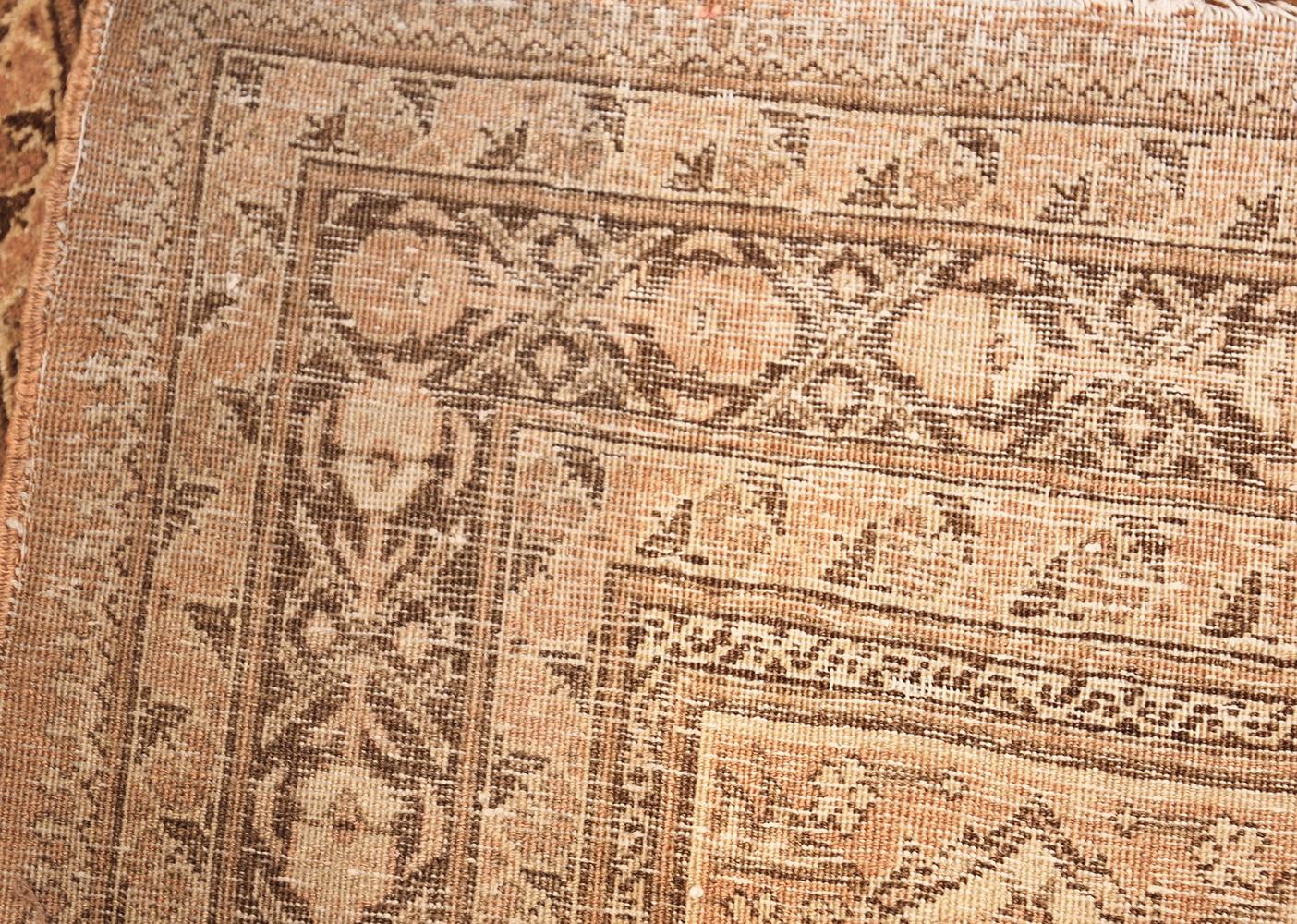 Antiker persischer Täbriz-Teppich. Größe: 304.8 cm x 462.28 cm (10 Fuß x 15' 2 Fuß) (20. Jahrhundert) im Angebot
