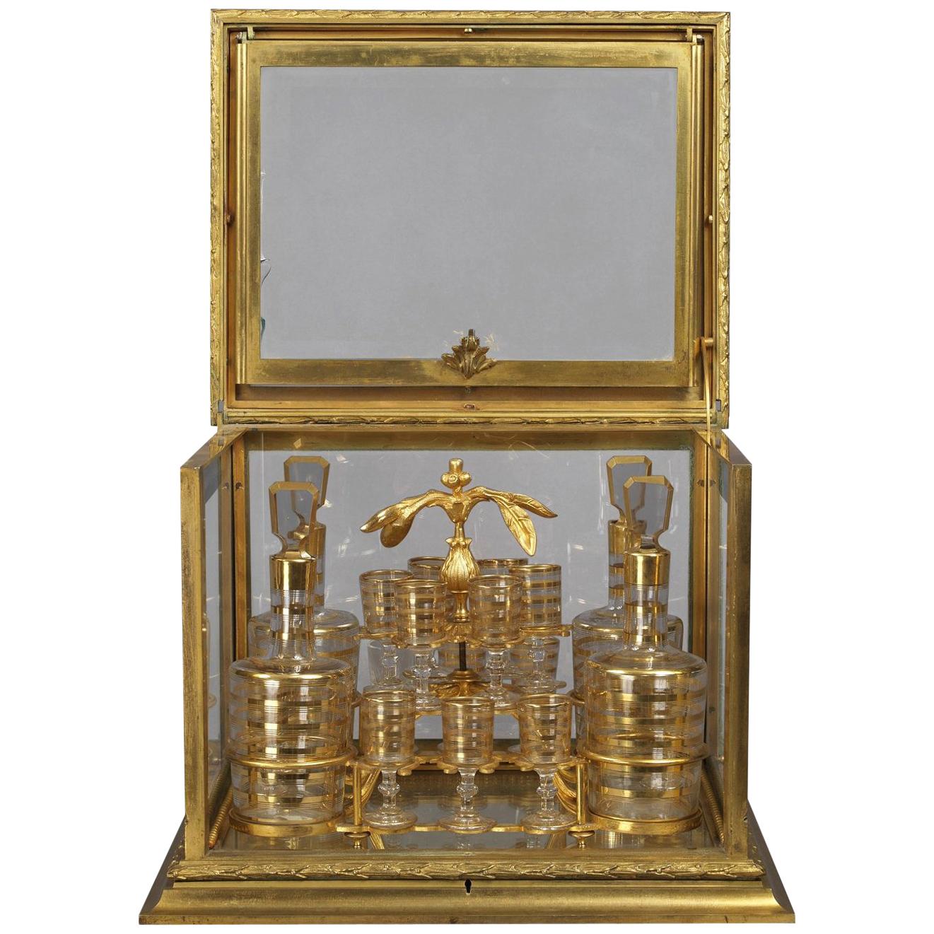 Feines und dekoratives Dekanterset aus vergoldeter Bronze und geschliffenem Glas, um 1890 im Angebot