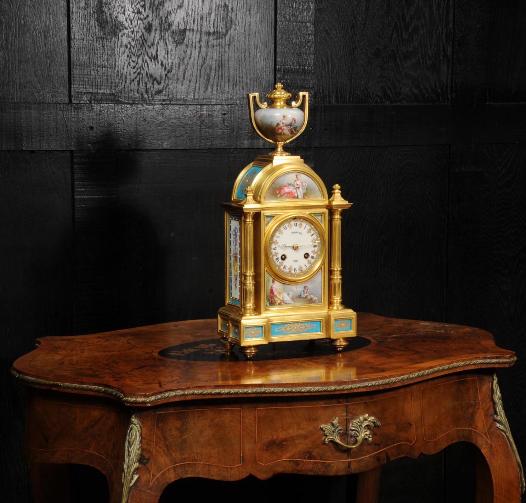 Feine und frühe Sèvres-Porzellan- und Ormolu-Uhr (Französisch) im Angebot