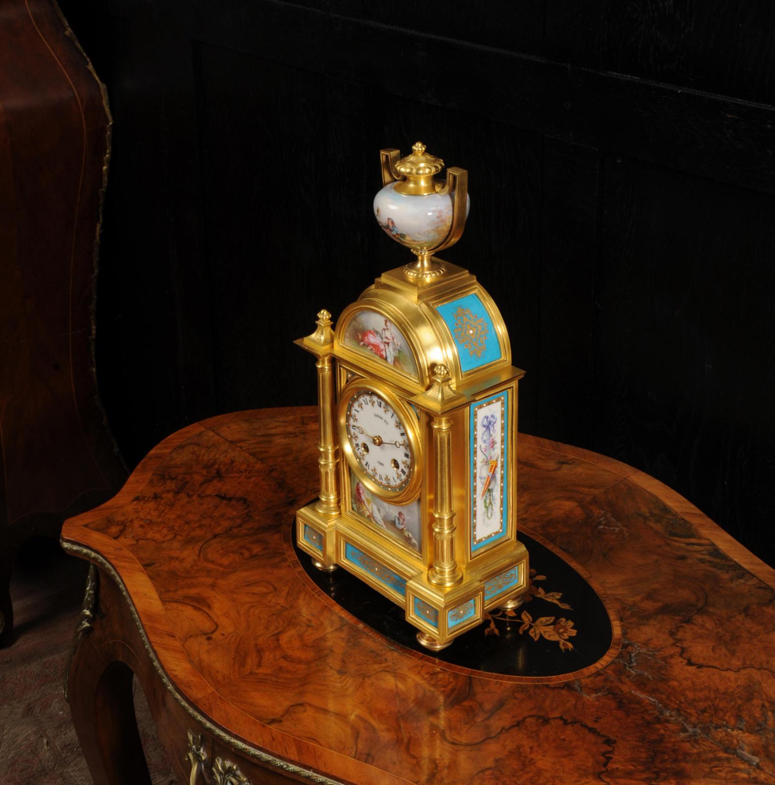 Feine und frühe Sèvres-Porzellan- und Ormolu-Uhr (19. Jahrhundert) im Angebot