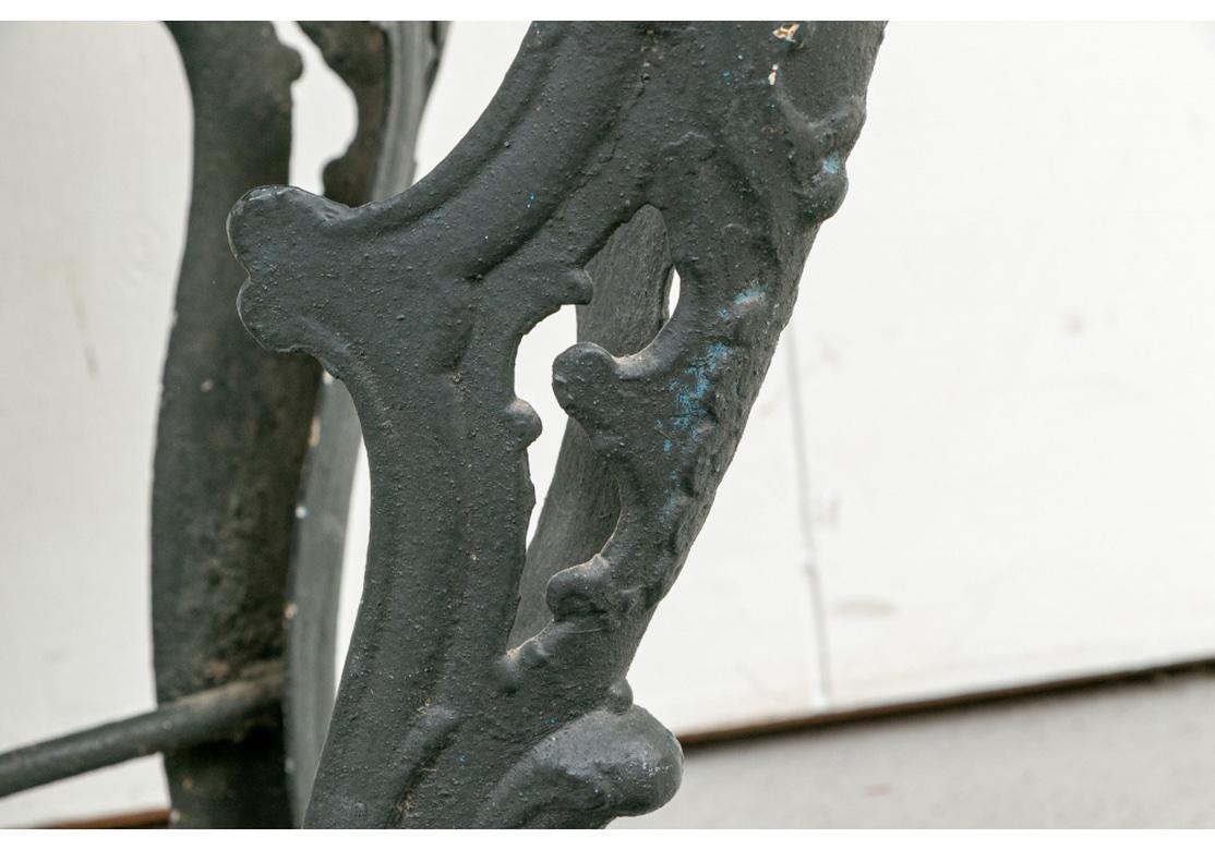 Antiker und aufwändiger Konsolentisch aus Eisen mit Marmorplatte im Zustand „Gut“ im Angebot in Bridgeport, CT