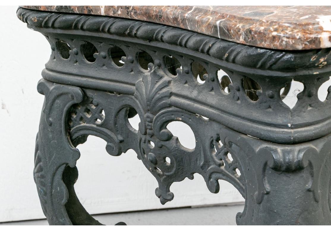 Table console ancienne en fer avec plateau en marbre, fine et élaborée en vente 3