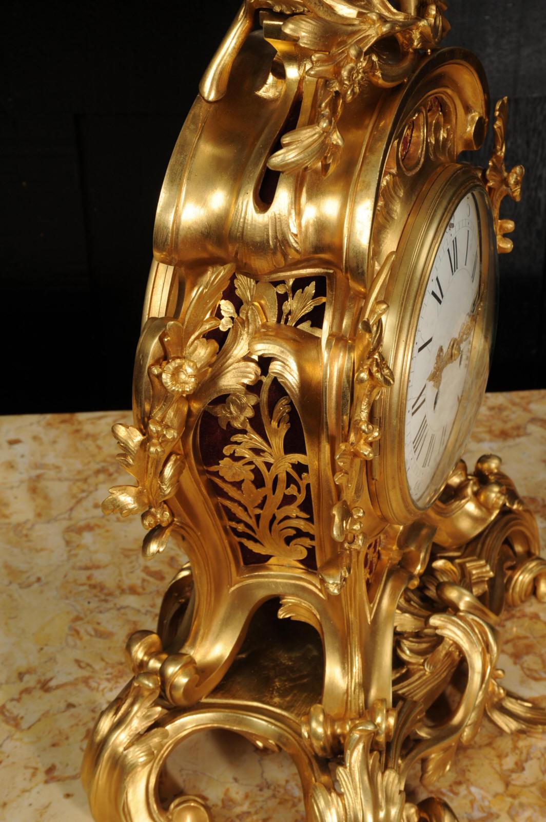 Belle et grande horloge rococo française ancienne en bronze doré 4