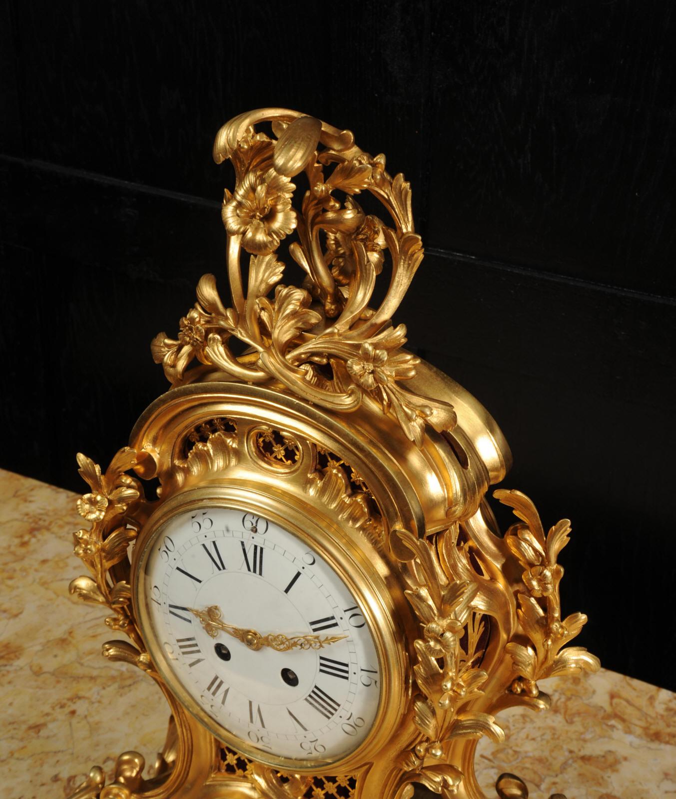 Belle et grande horloge rococo française ancienne en bronze doré 5
