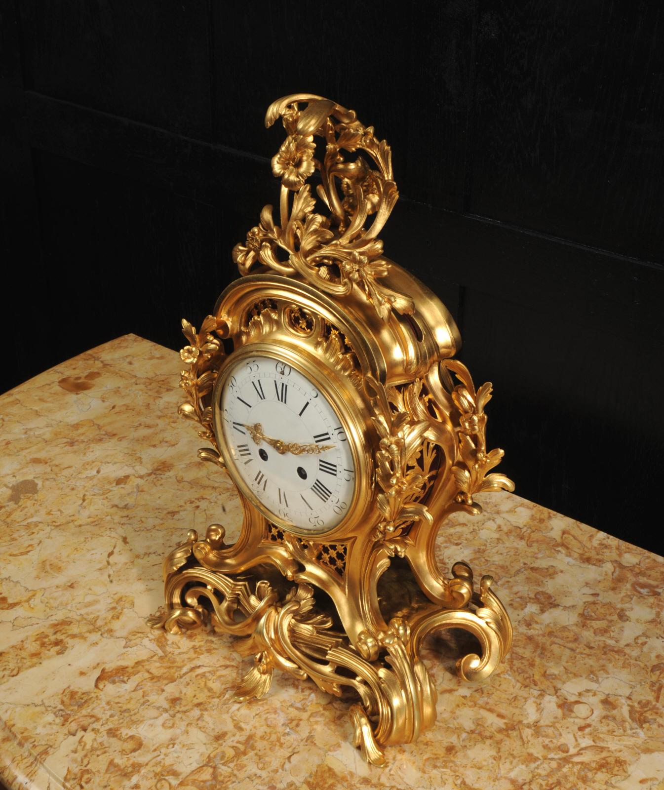 Belle et grande horloge rococo française ancienne en bronze doré 6