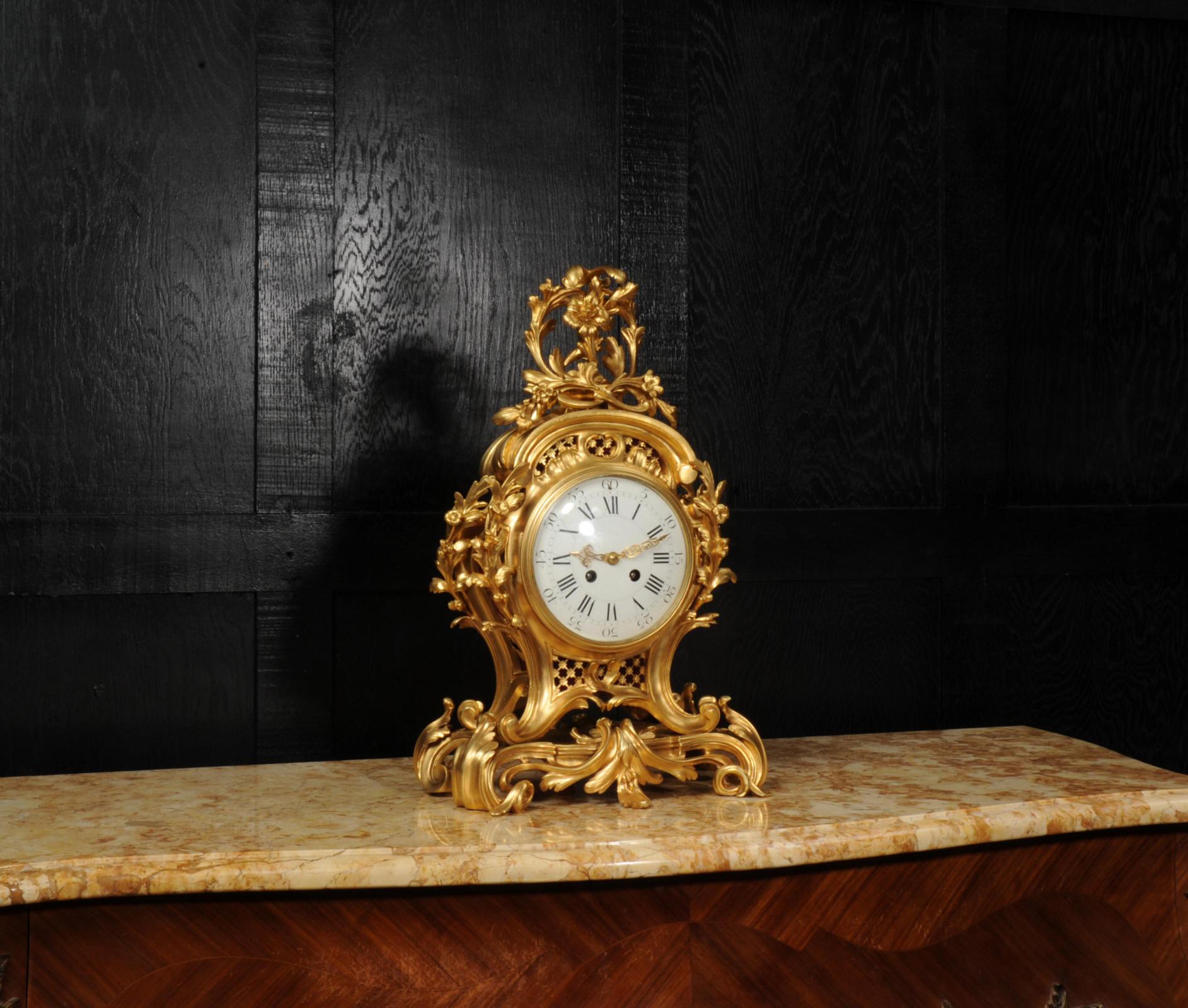 Belle et grande horloge rococo française ancienne en bronze doré 7