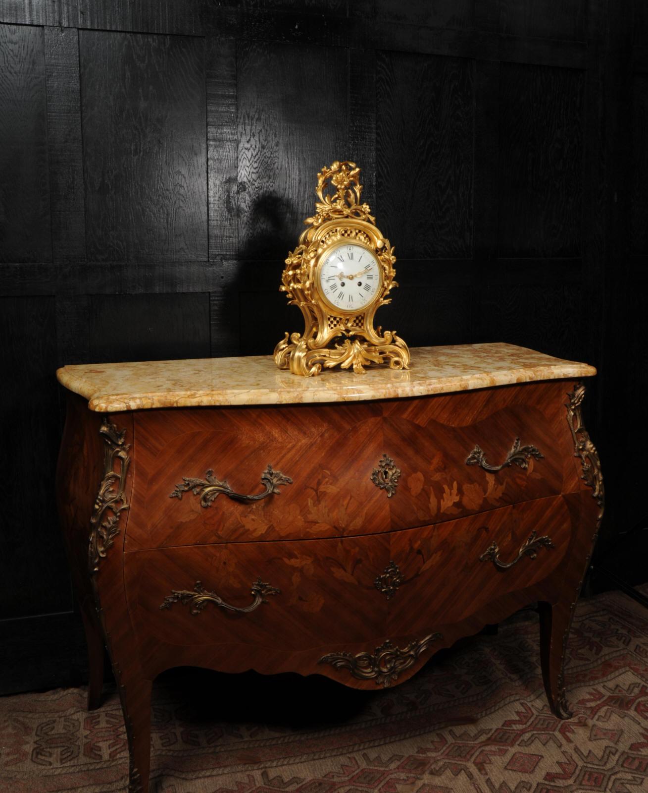Belle et grande horloge rococo française ancienne en bronze doré 9