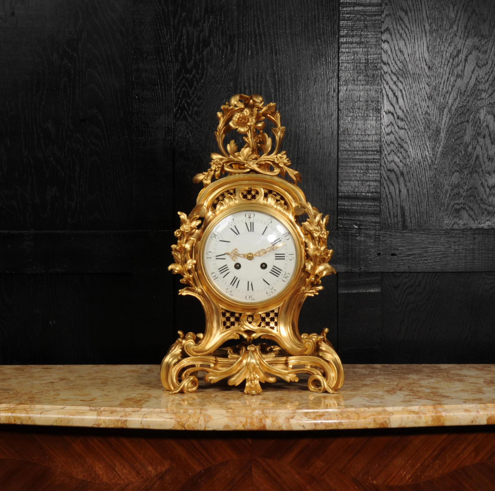 Rococo Belle et grande horloge rococo française ancienne en bronze doré