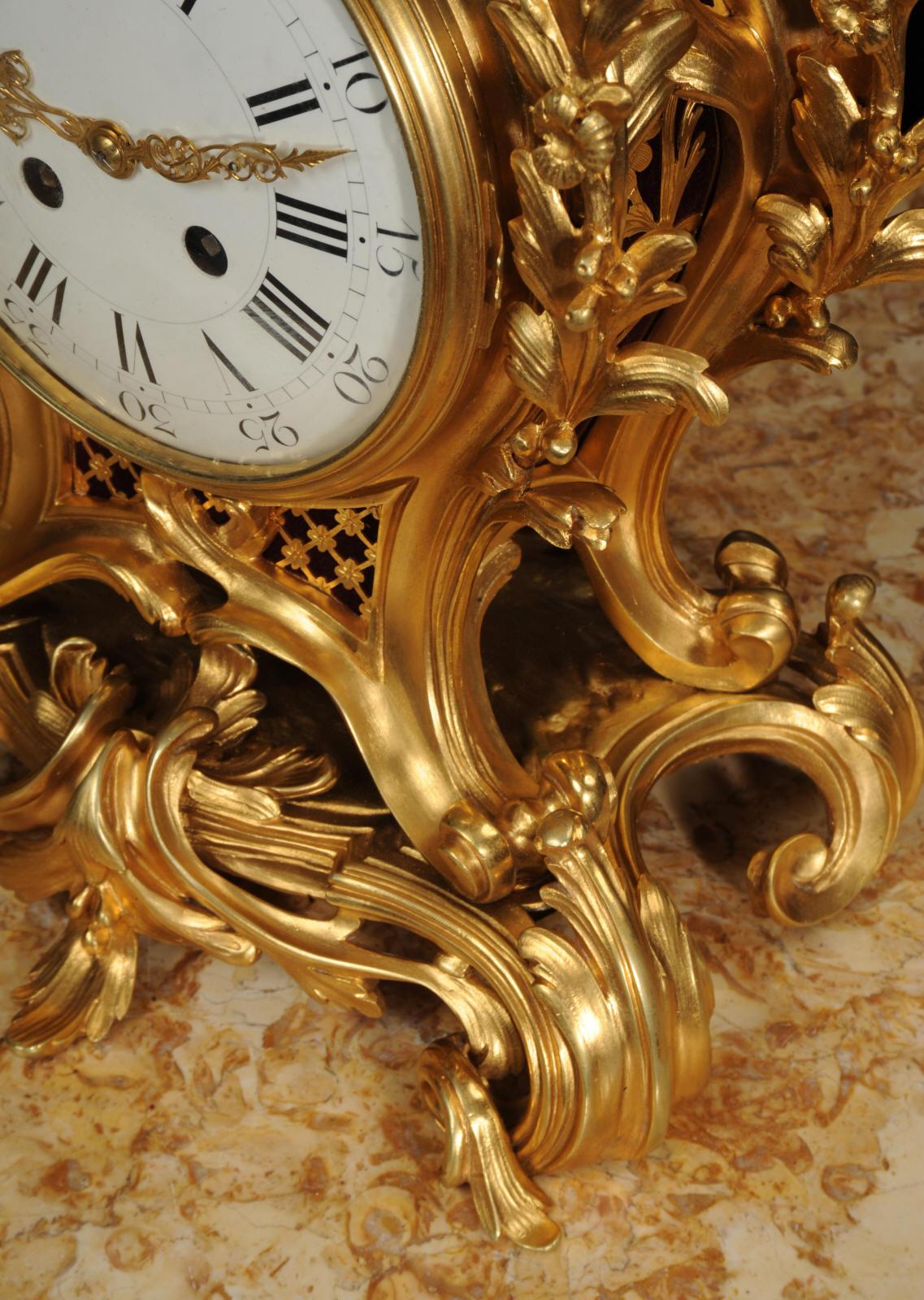 Français Belle et grande horloge rococo française ancienne en bronze doré