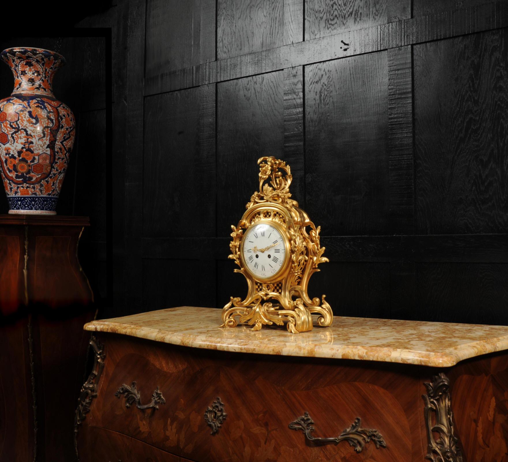 XIXe siècle Belle et grande horloge rococo française ancienne en bronze doré
