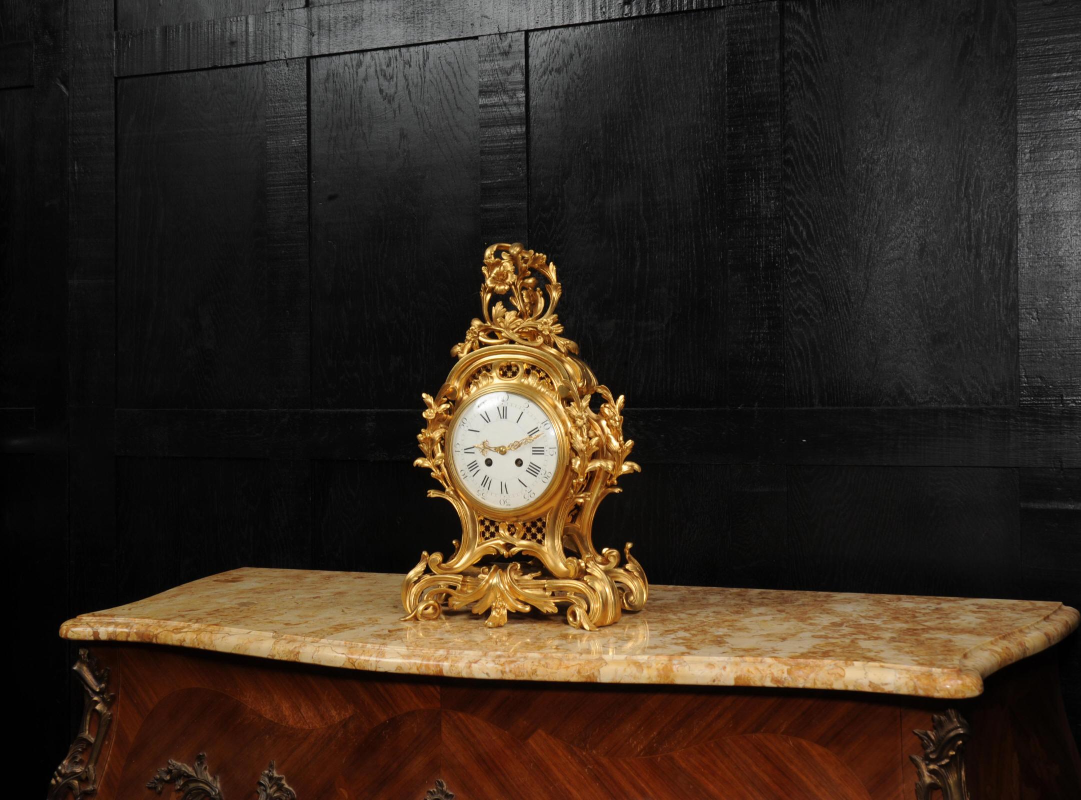 Bronze doré Belle et grande horloge rococo française ancienne en bronze doré
