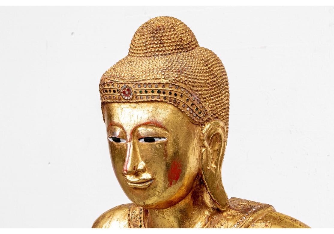 Sculpté à la main Belle et grande statue asiatique du Bouddha sculptée et dorée
