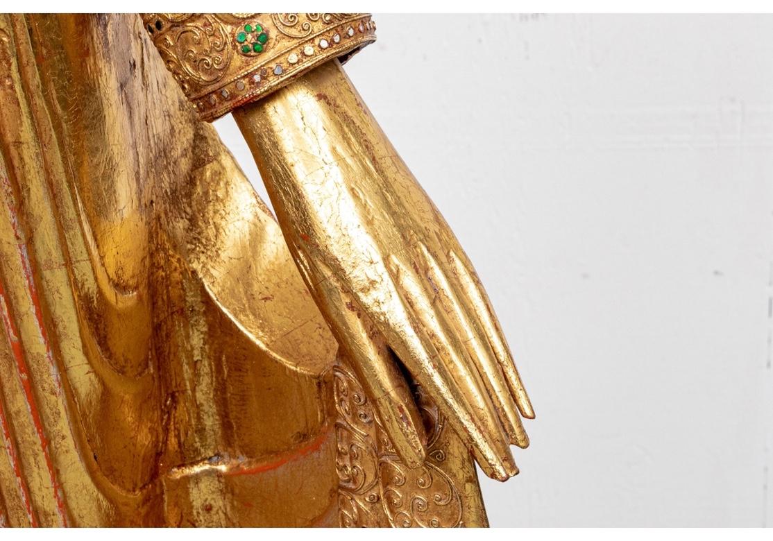 20ième siècle Belle et grande statue asiatique du Bouddha sculptée et dorée