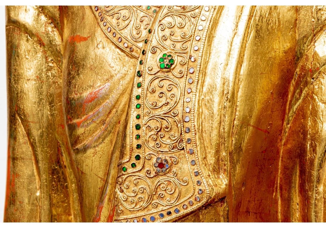 Bois Belle et grande statue asiatique du Bouddha sculptée et dorée