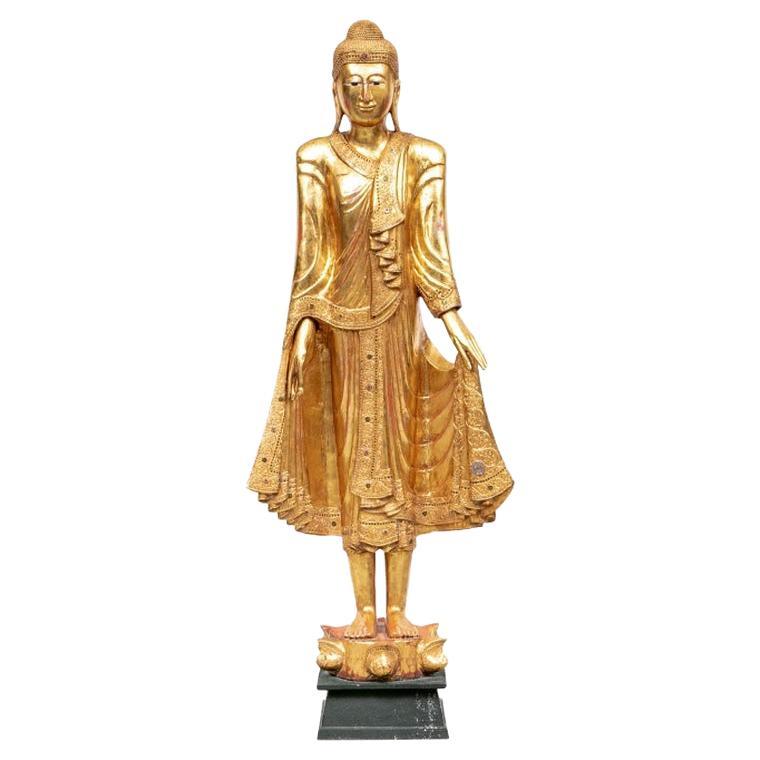 Belle et grande statue asiatique du Bouddha sculptée et dorée