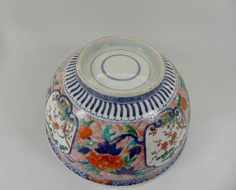 Fine and Large Imari Bowl Decorated with Fish, circa 1680, Genroku
